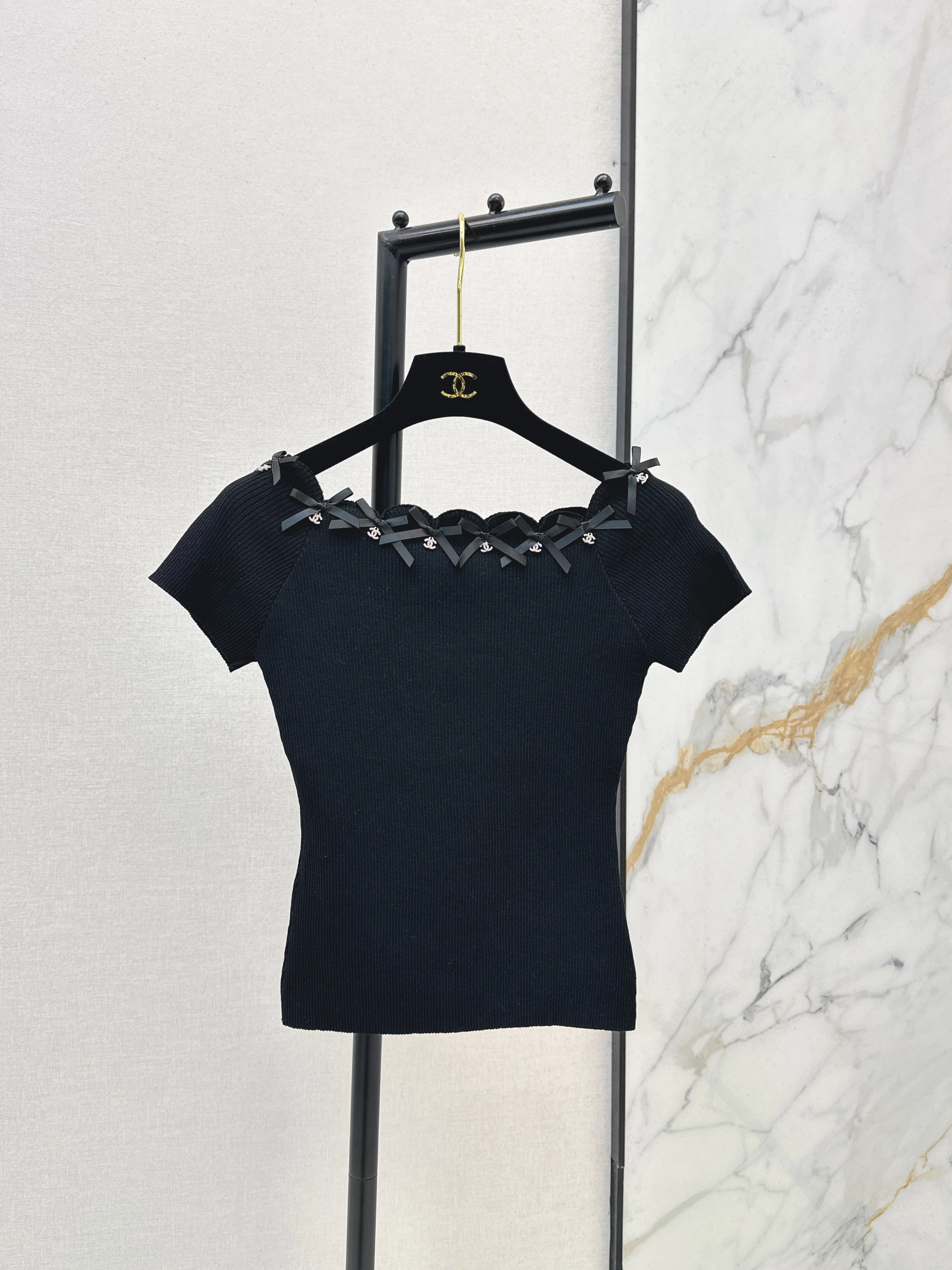 Off-the-shoulder short-sleeved top