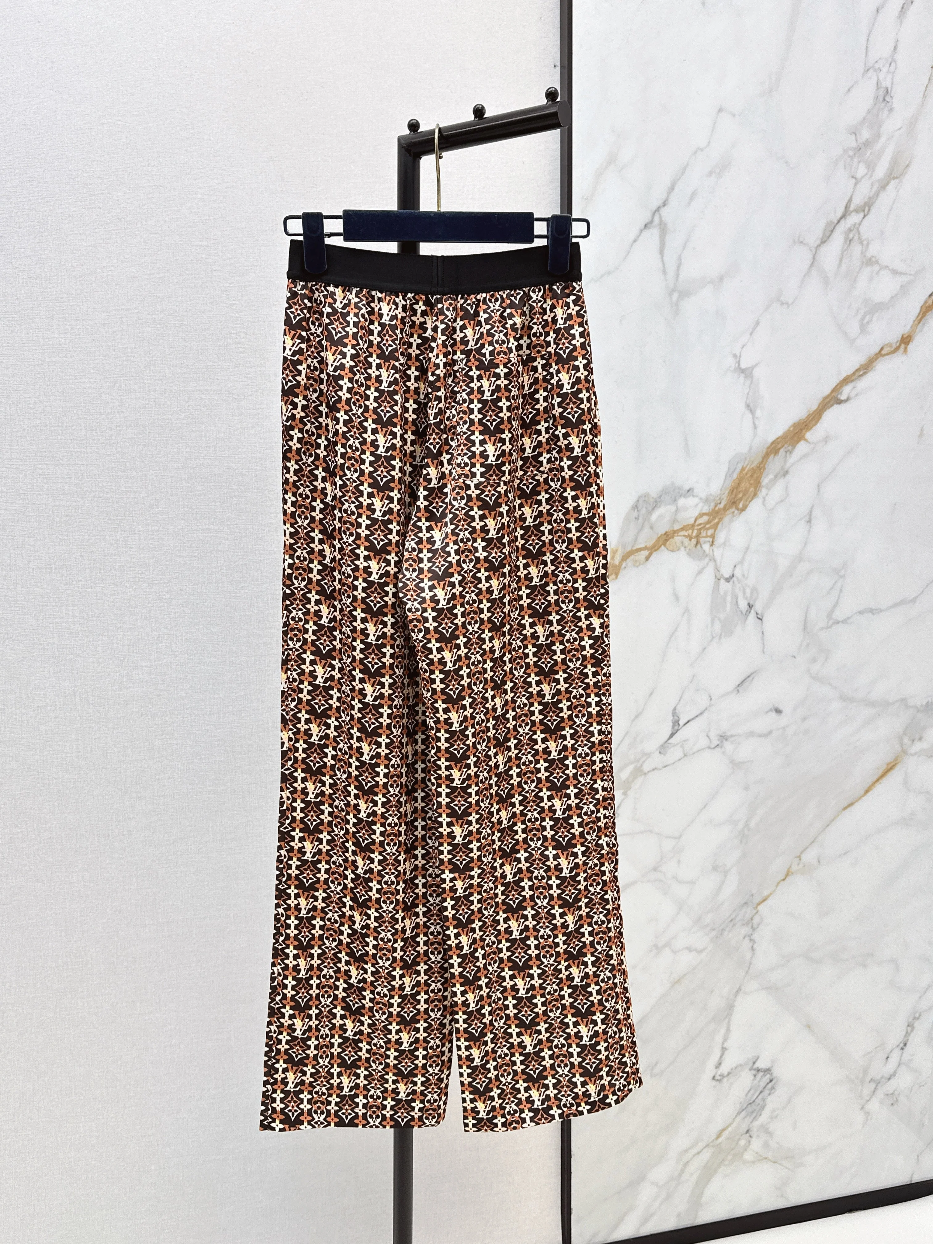 Elastic waist straight leg trousers