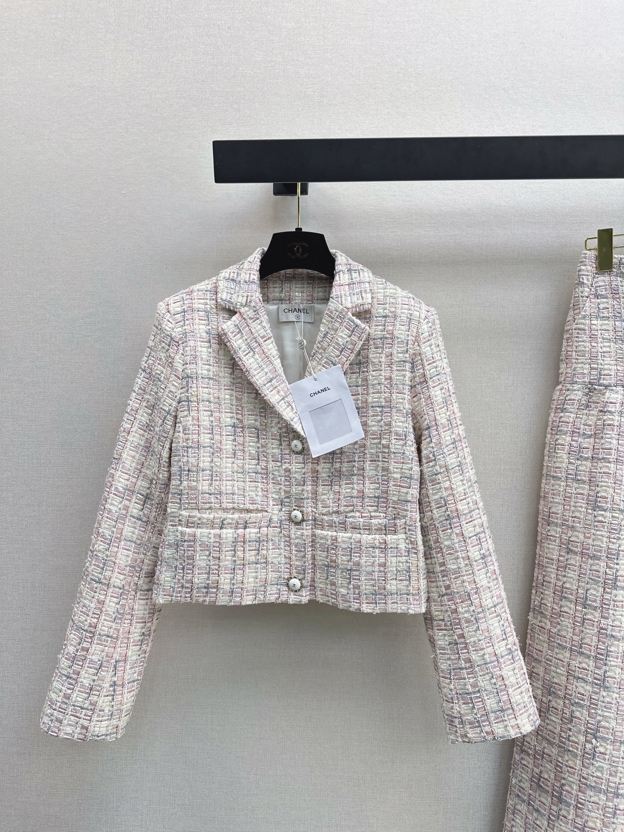 Short jacket/straight-leg trousers