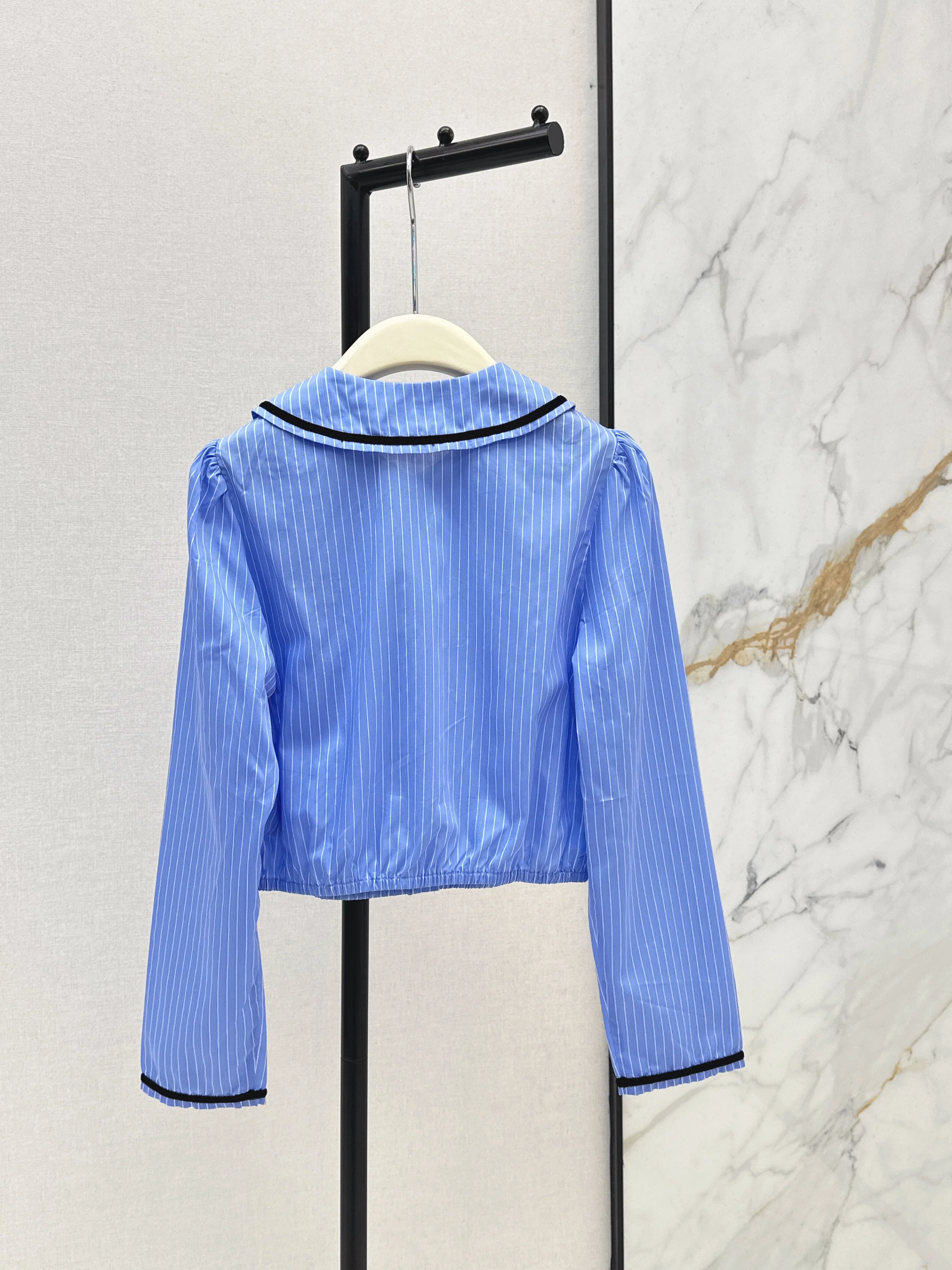 Short-sleeved collared shirt