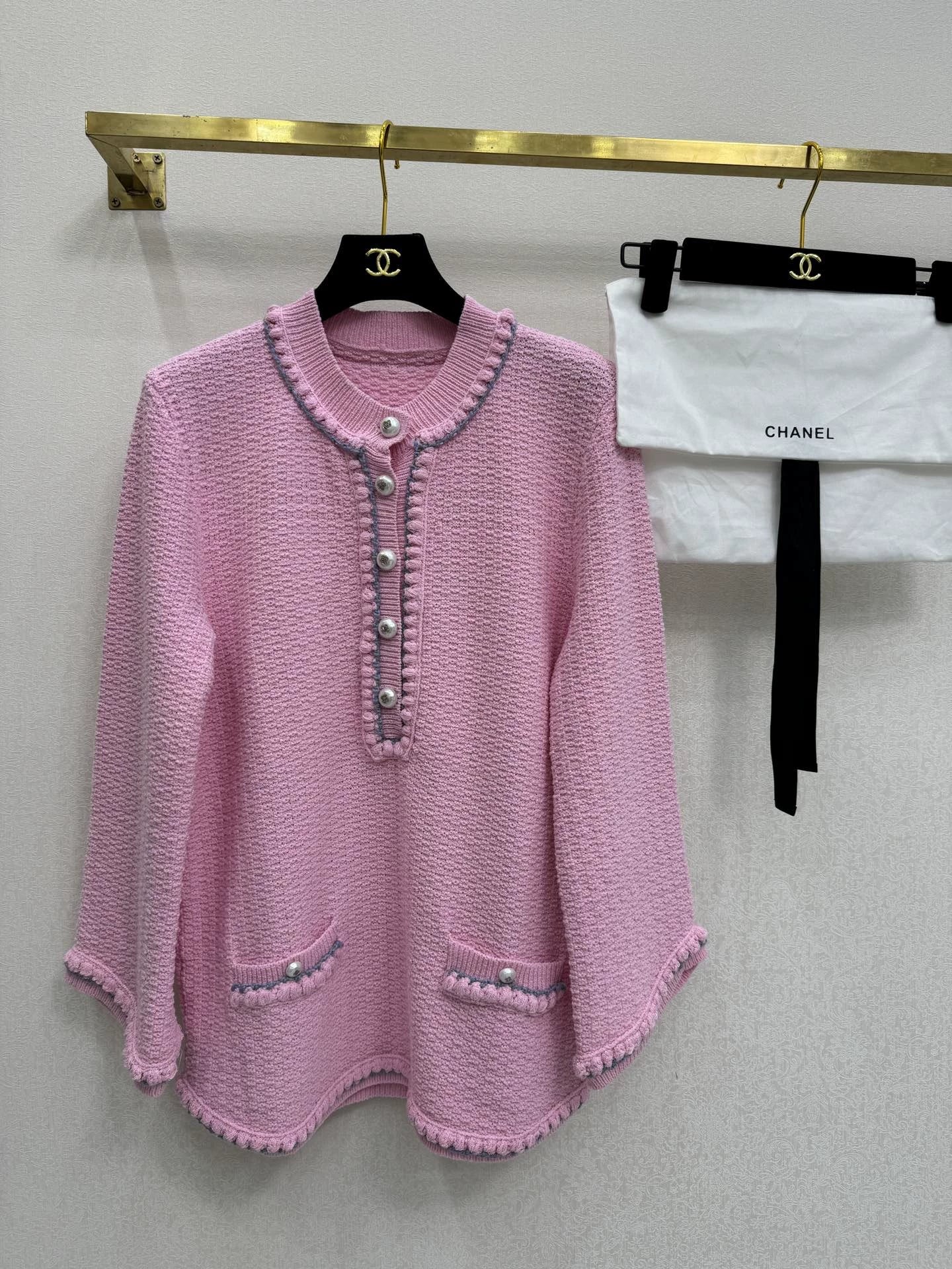 Hook-edge pocket long sleeve