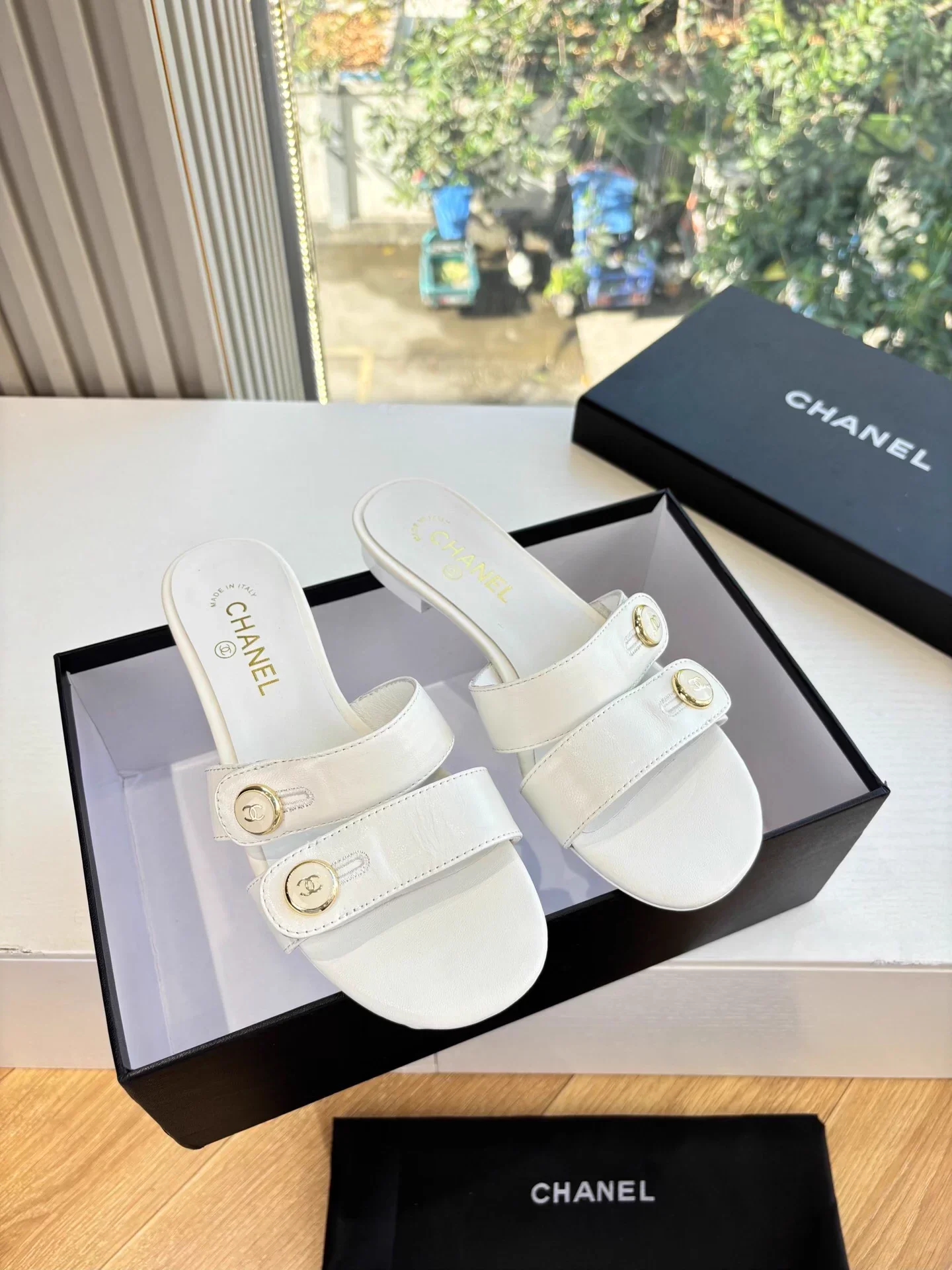 Double C buckle slippers