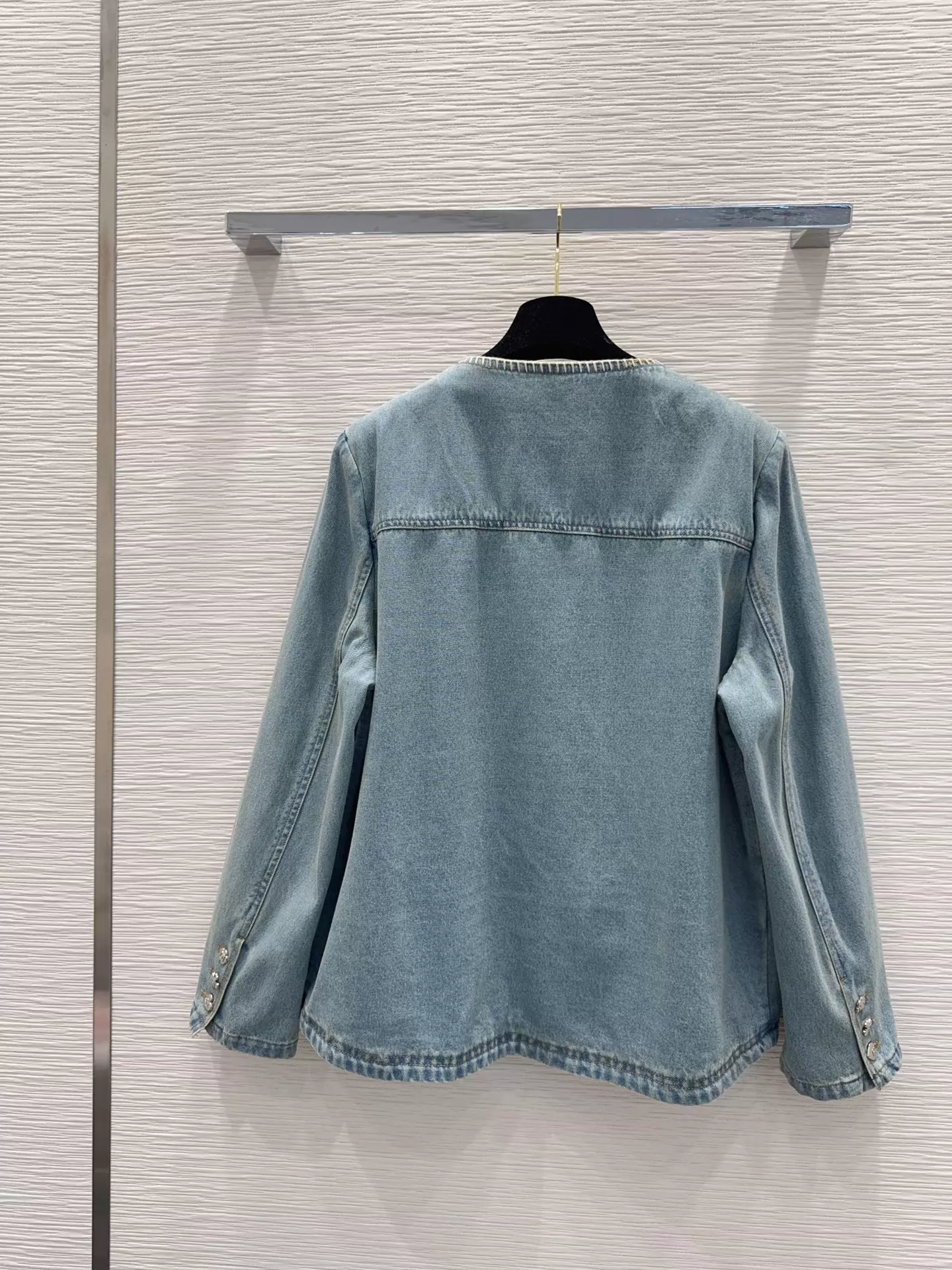 Long-sleeved denim jacket with pockets