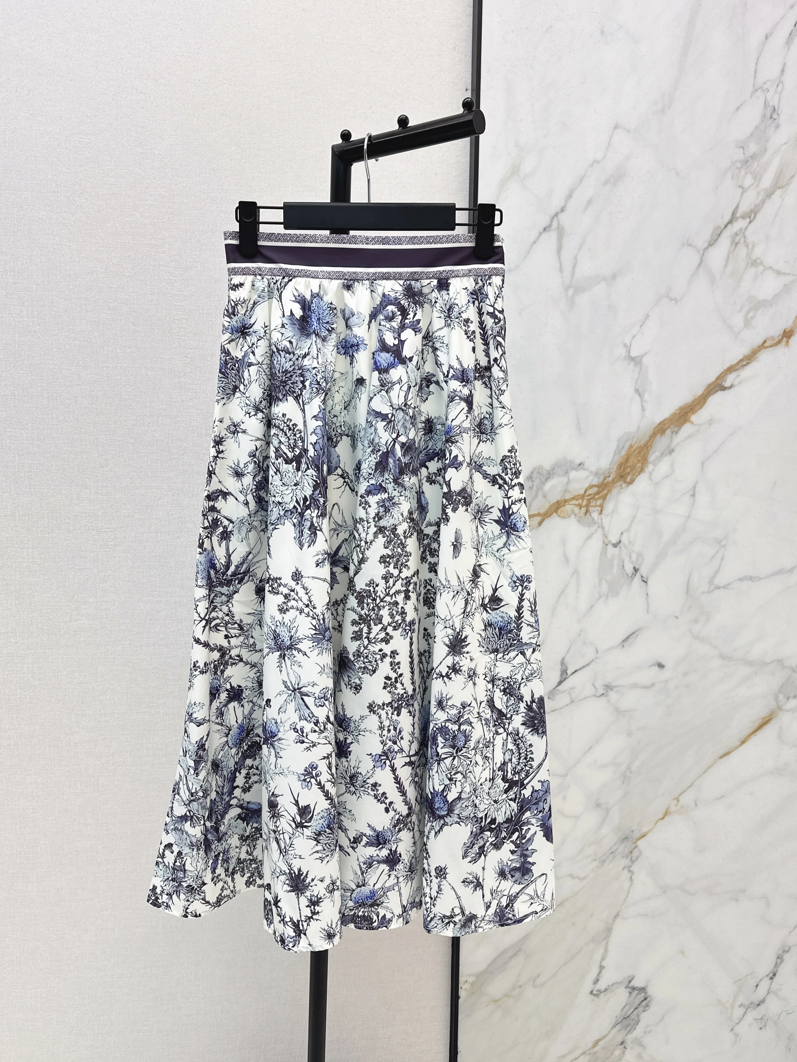 Flowing and elegant midi skirt