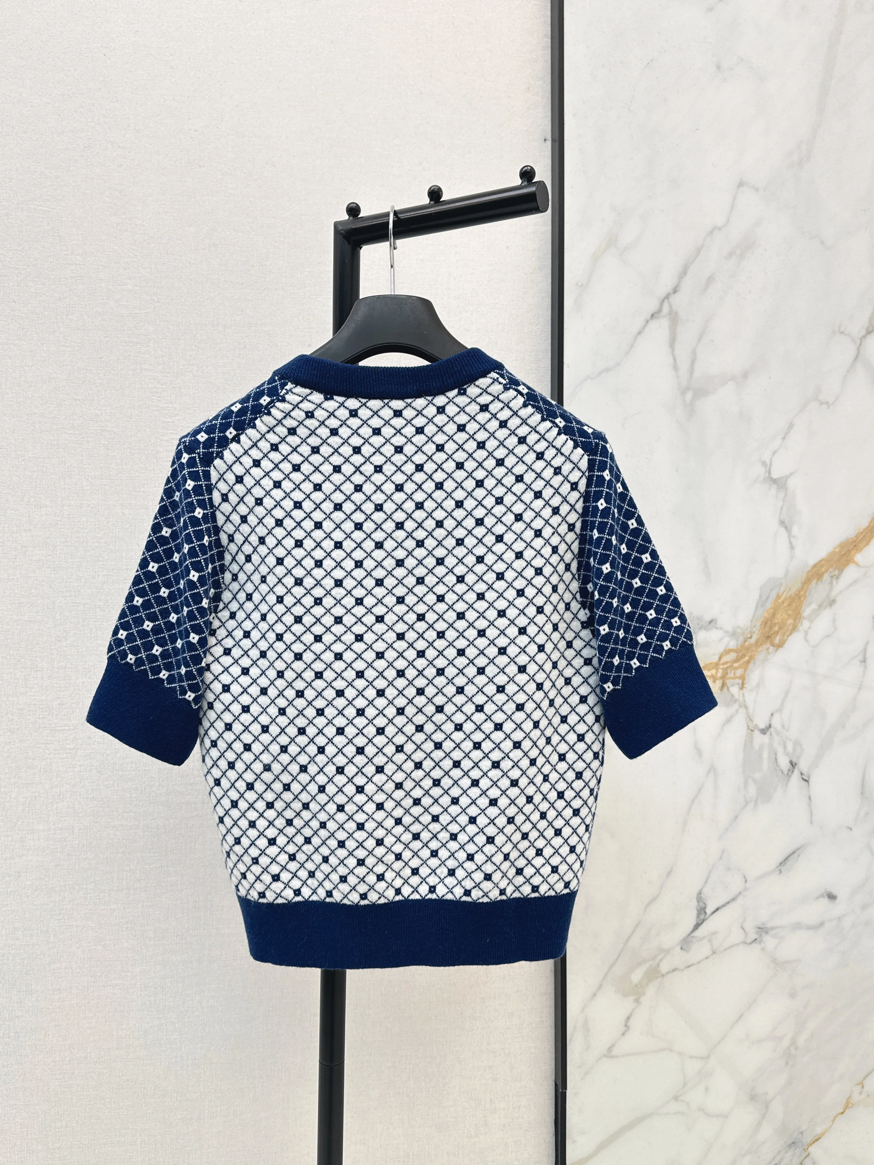 V-neck short-sleeved knit top