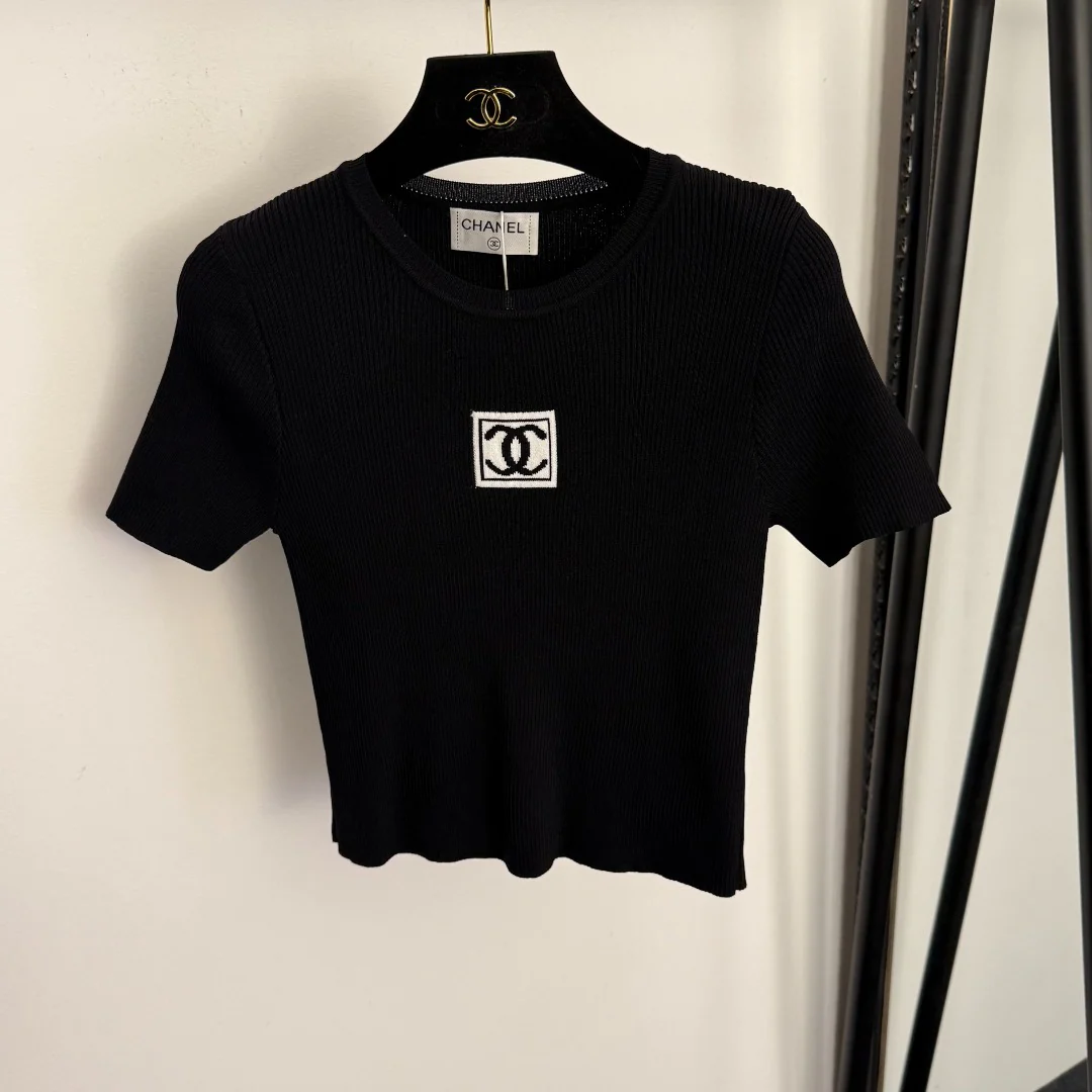 Slim fit short-sleeved top