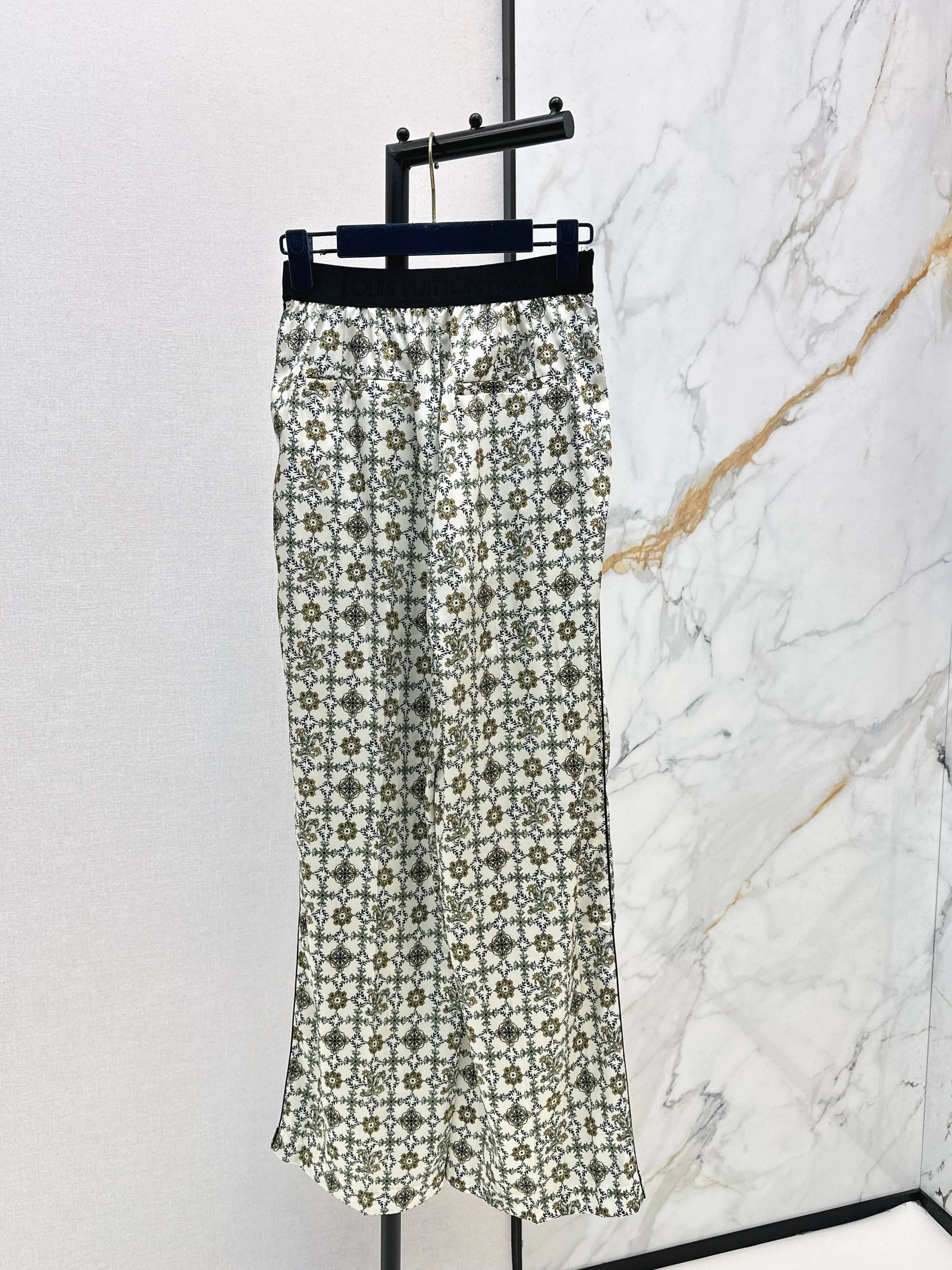 Elastic waist straight leg pants