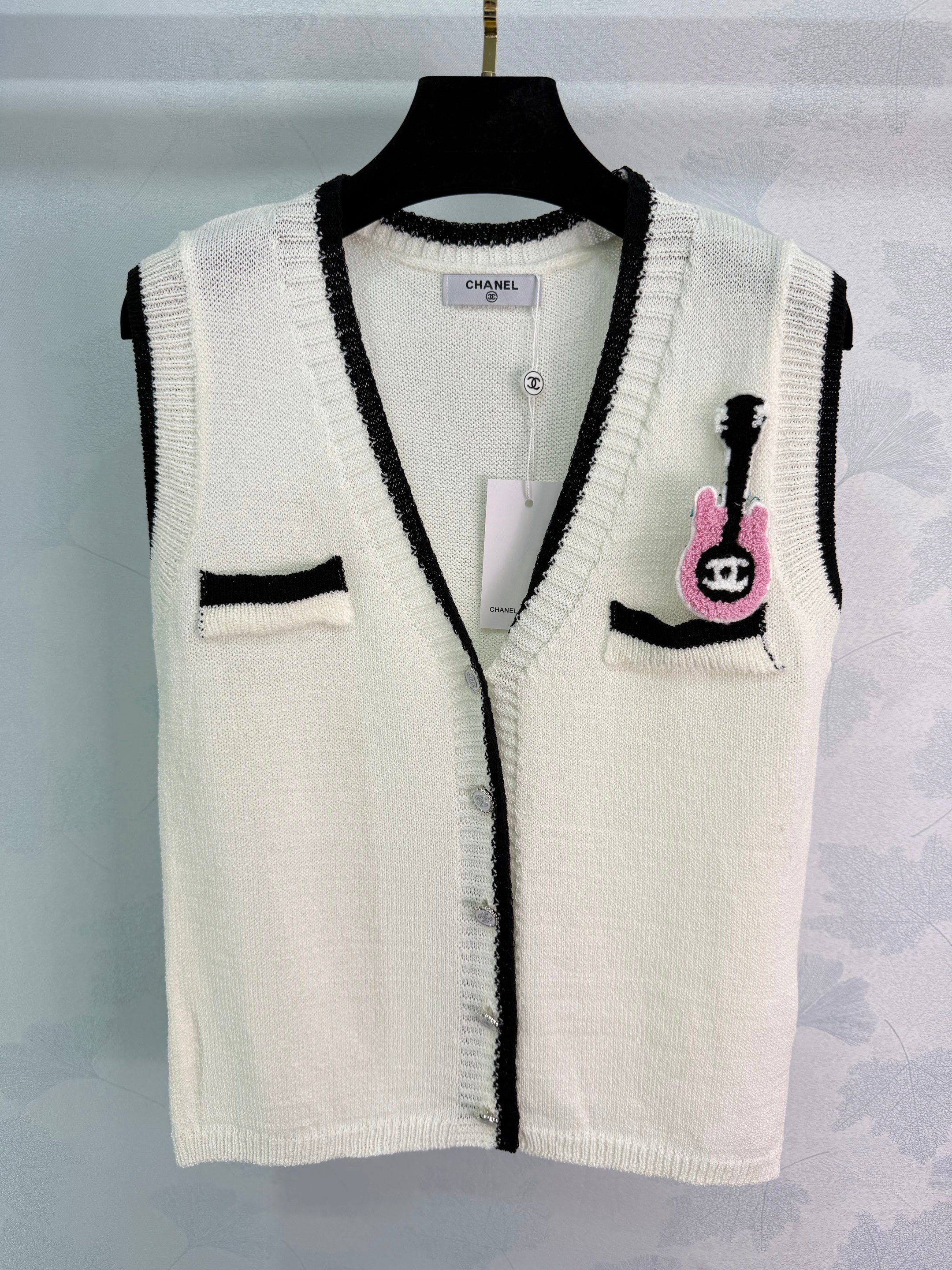V-neck vest with contrasting trim