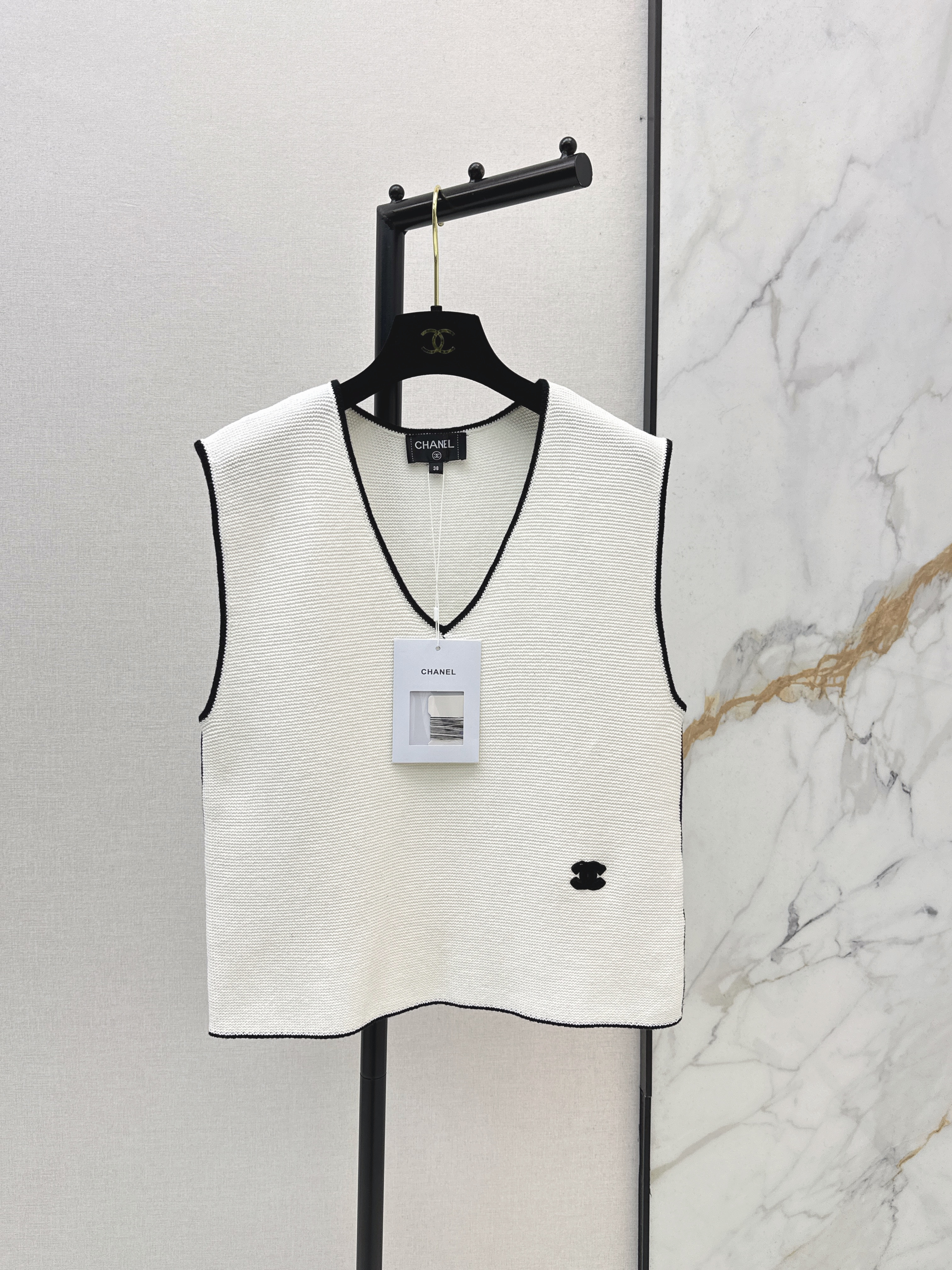 Color-blocked knit vest