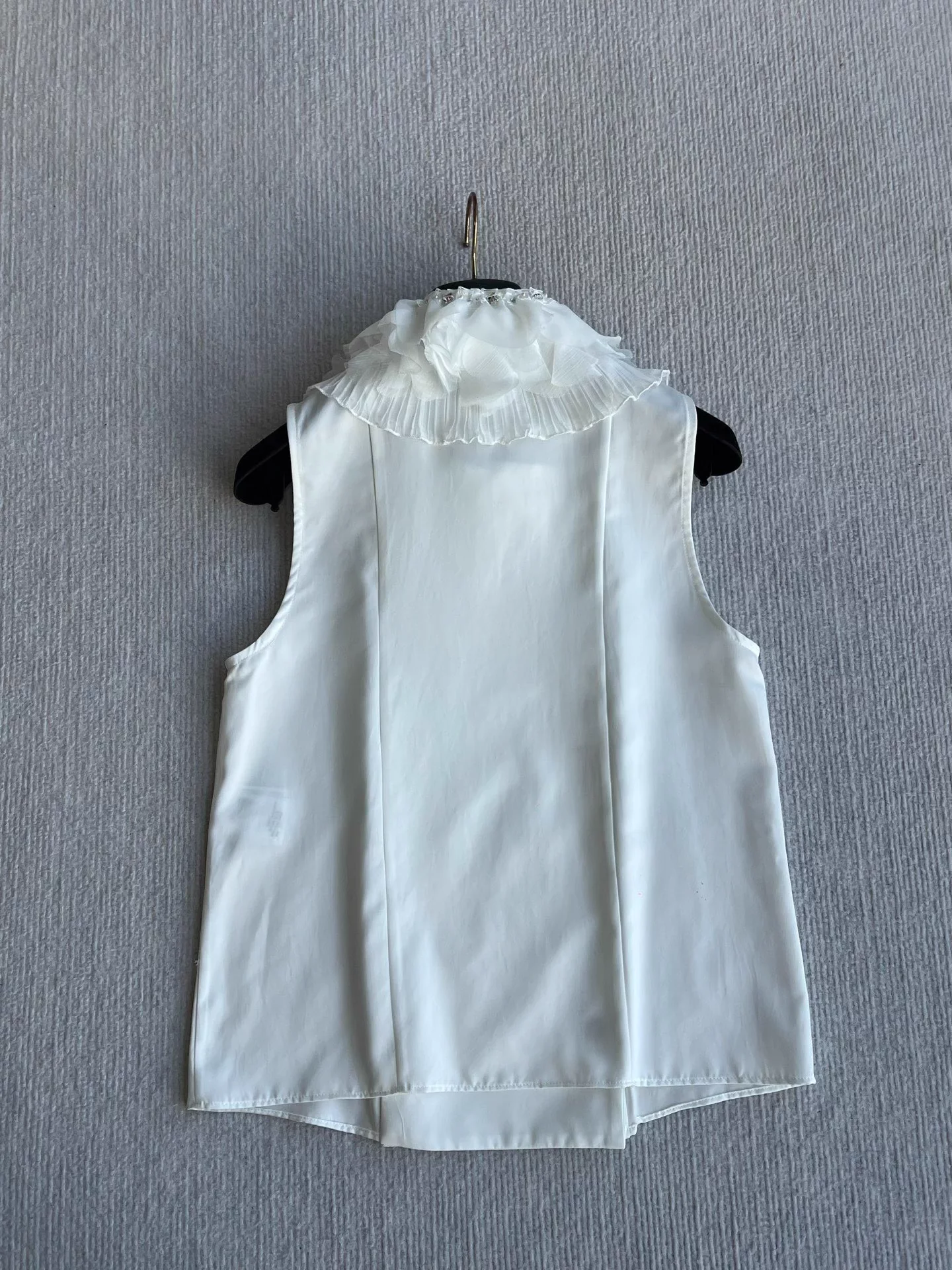 Sleeveless side-button petal blouse