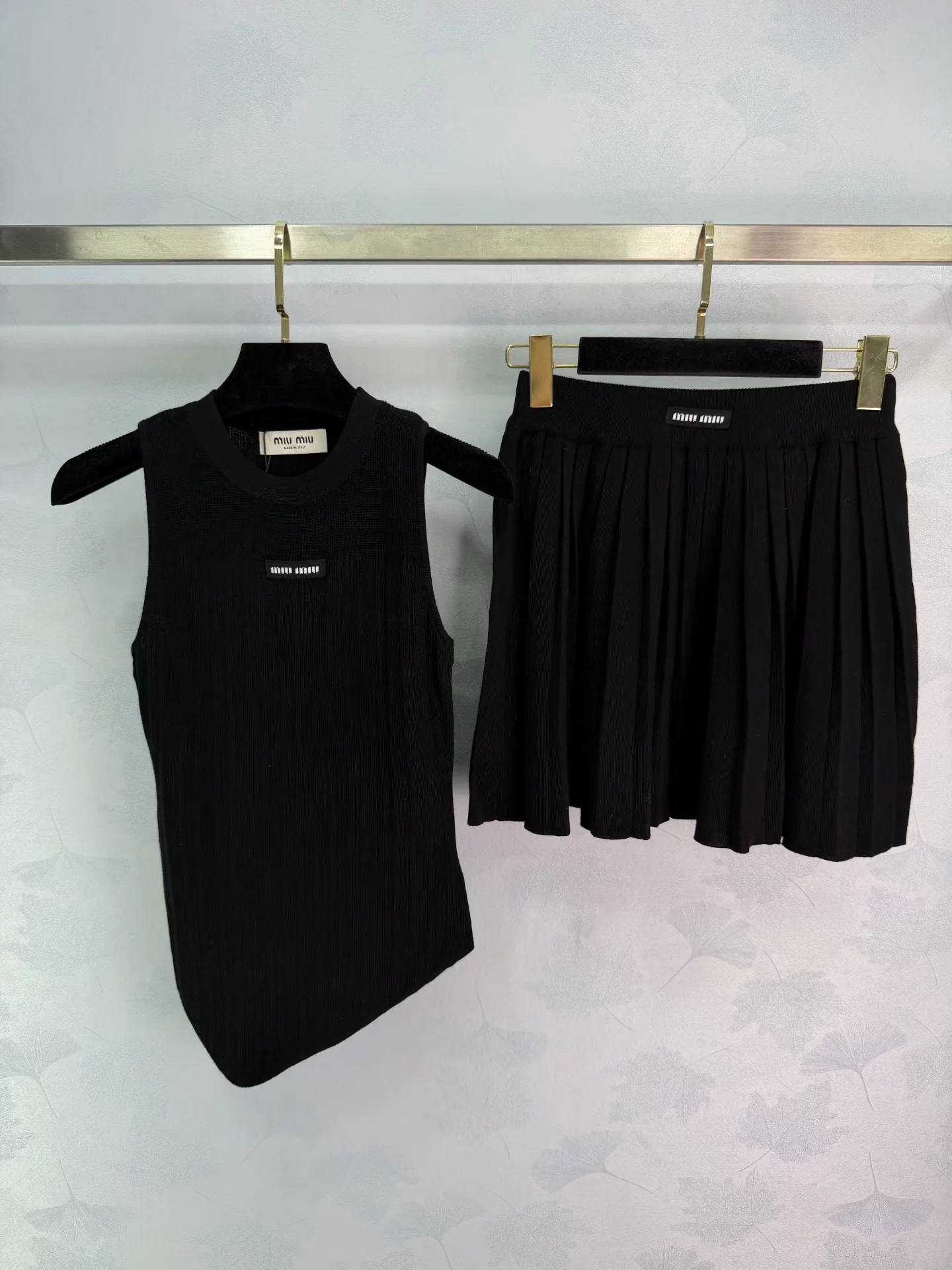 leeveless vest + pleated skirt set