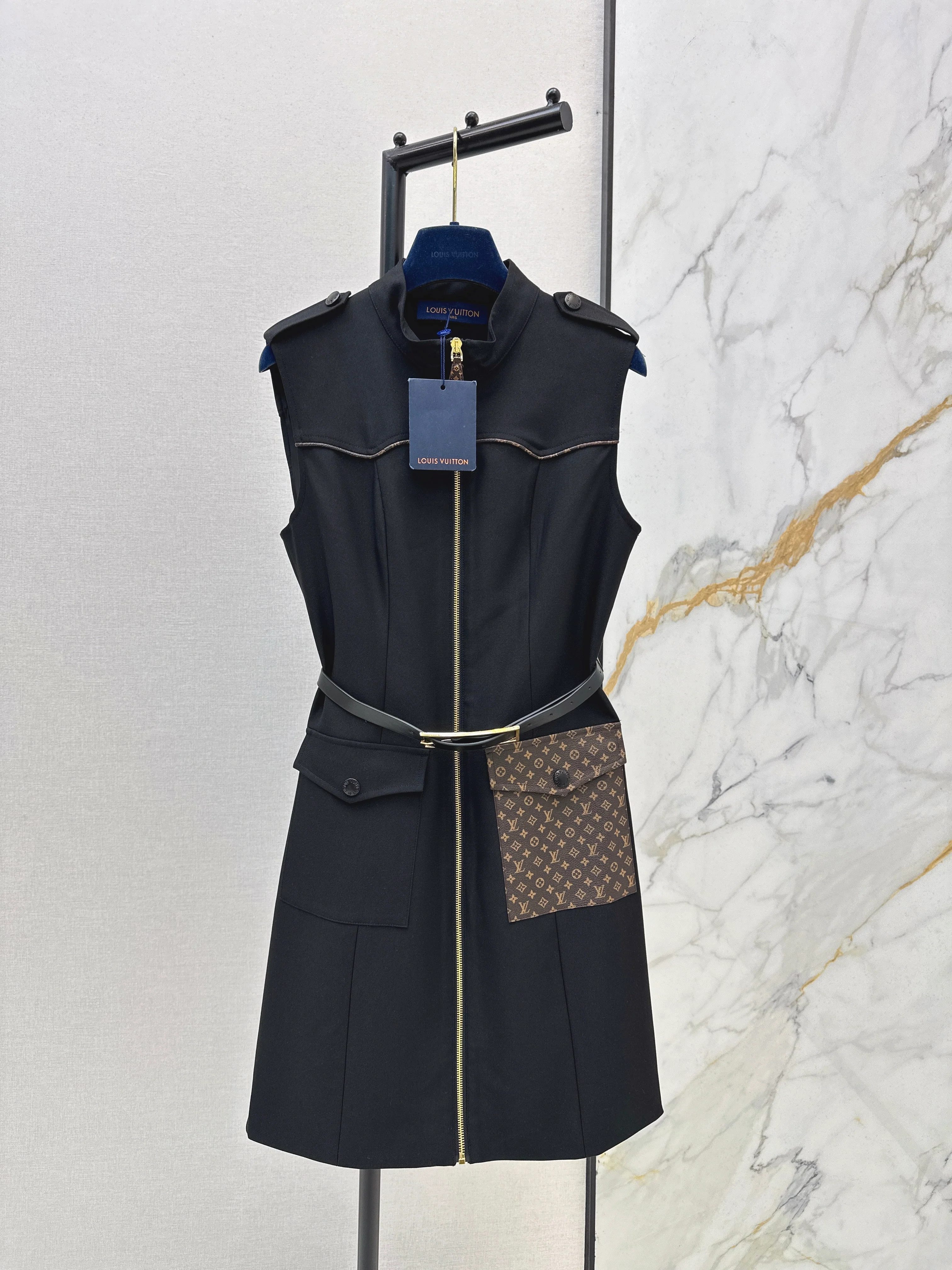 Sleeveless dress with pocket appliqué