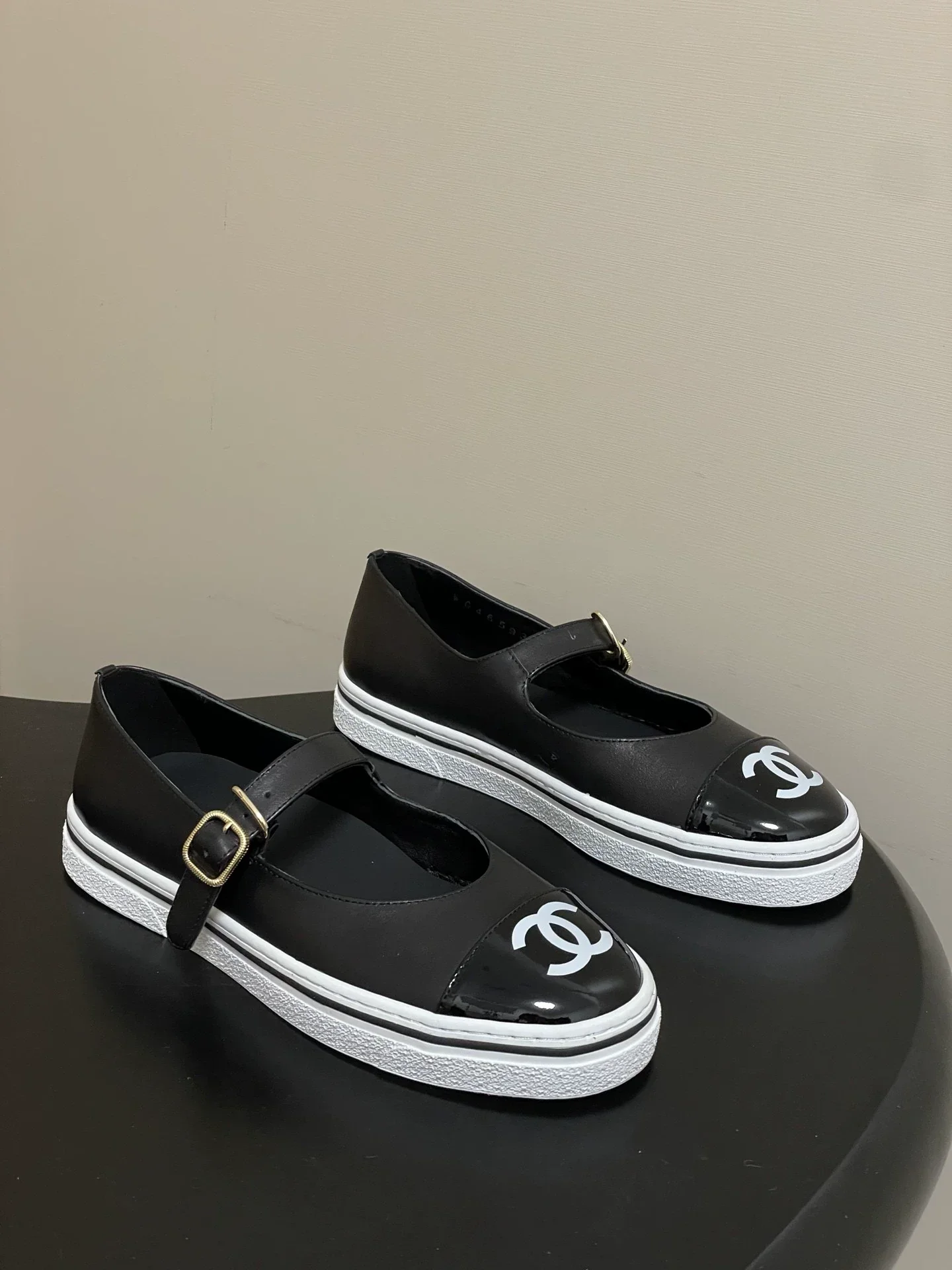 Color-blocked low-cut flats