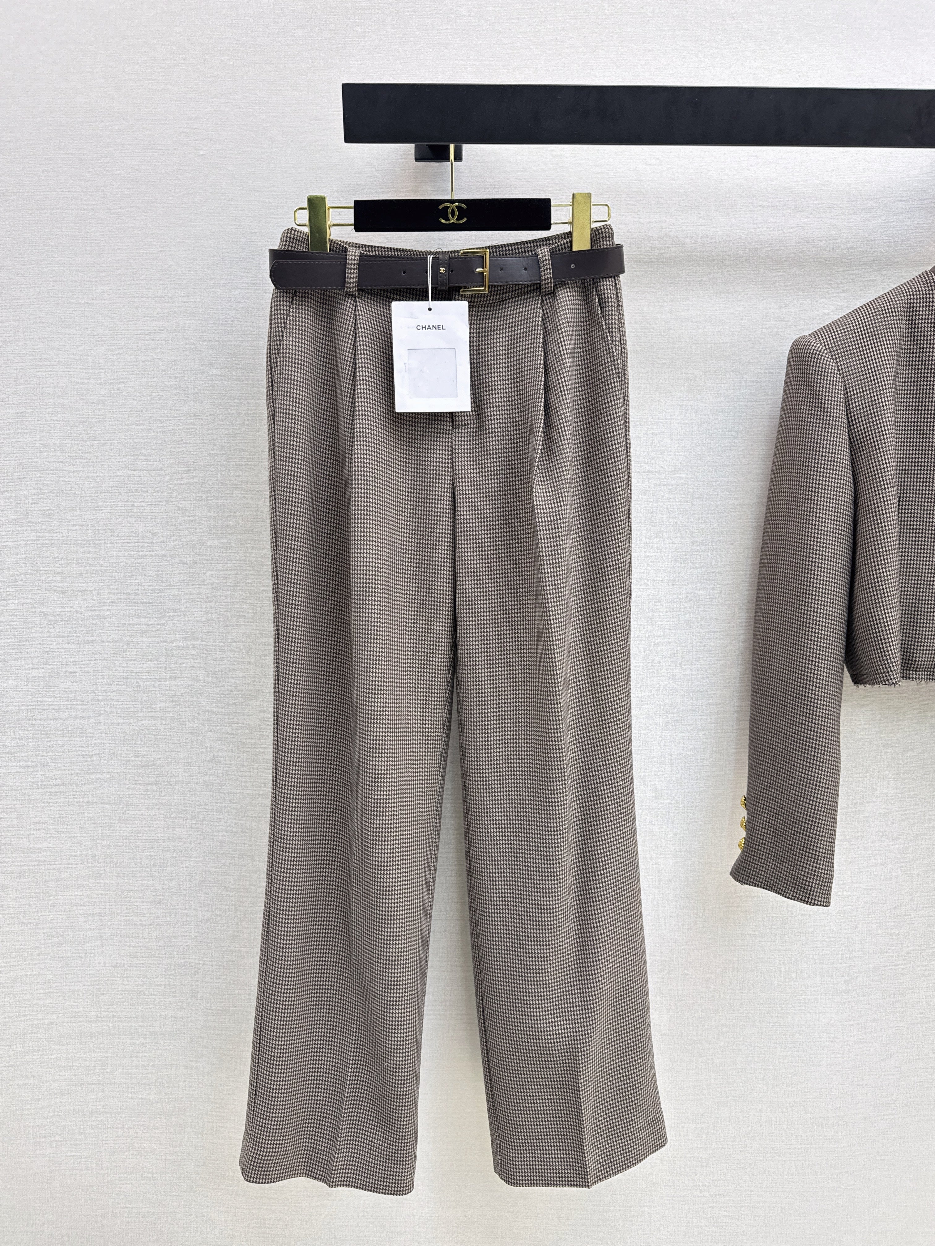 Wide-shouldered blazer + belted trousers