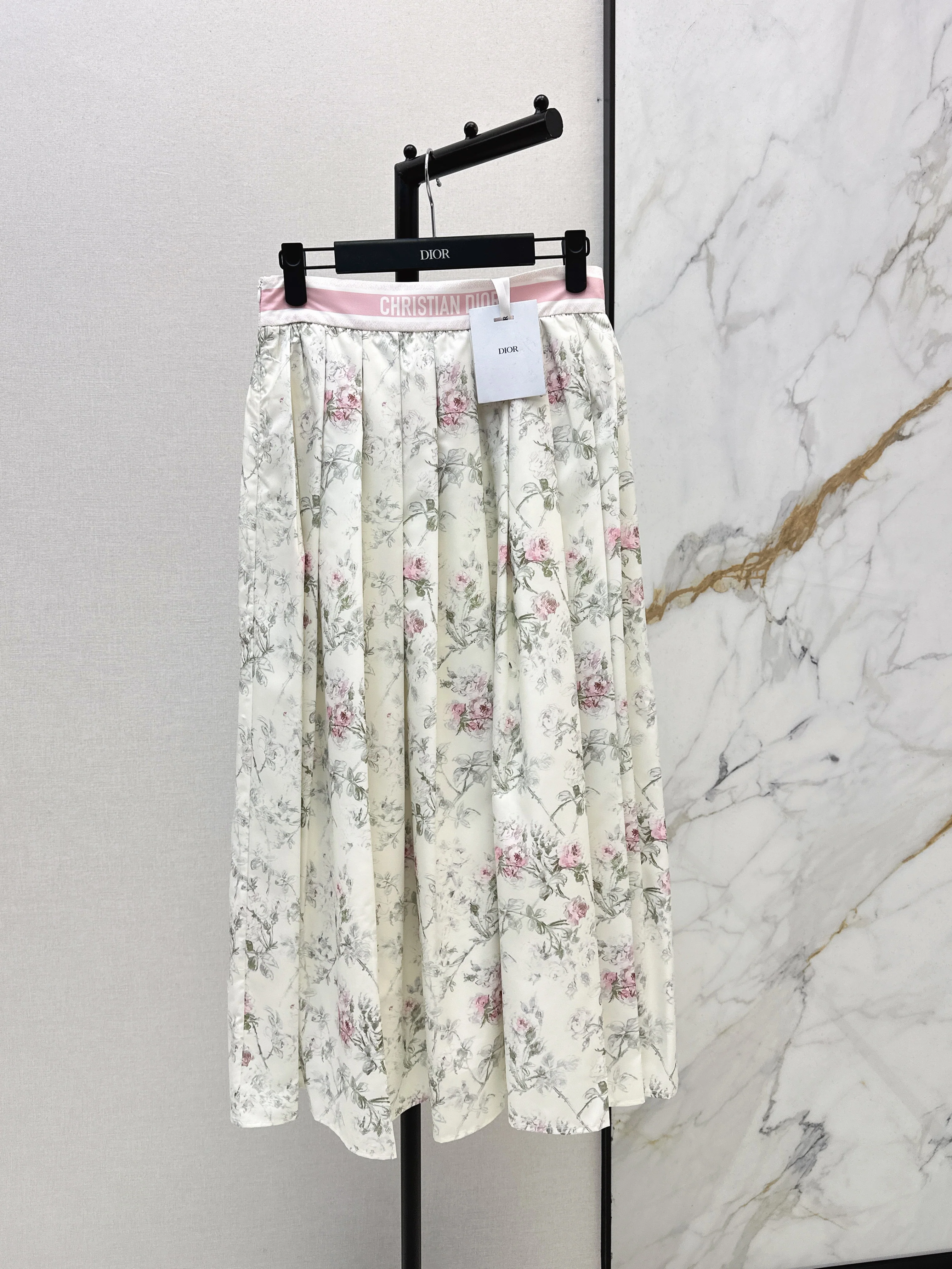 Flowing and elegant midi skirt