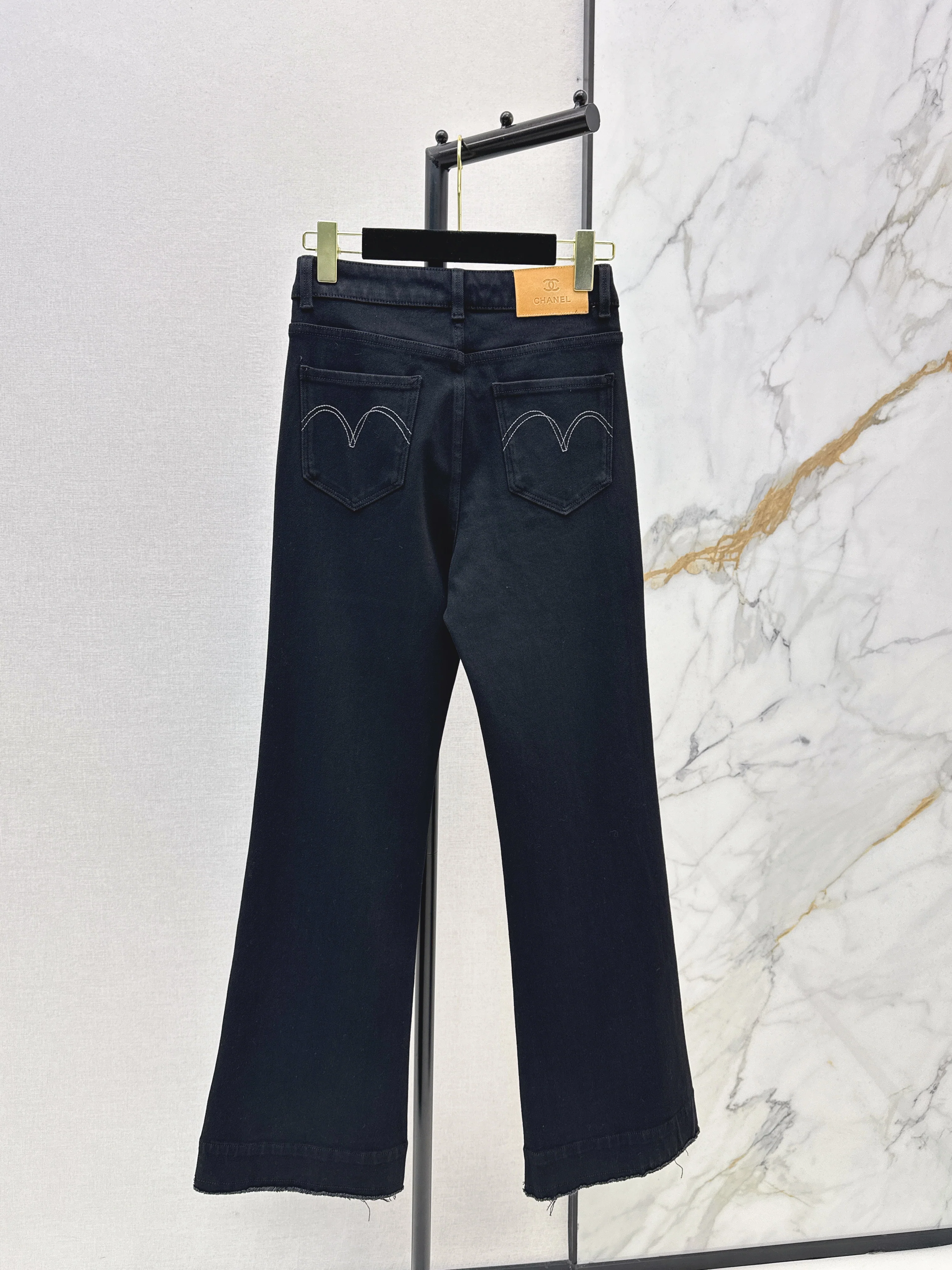 Straight-leg jeans with frayed hem