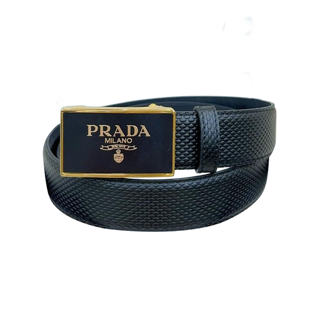 Cinto Prada Masculino com Fivela Quadrada em Couro Bezerro Preto com Ferragens Douradas/Prateadas 35mm