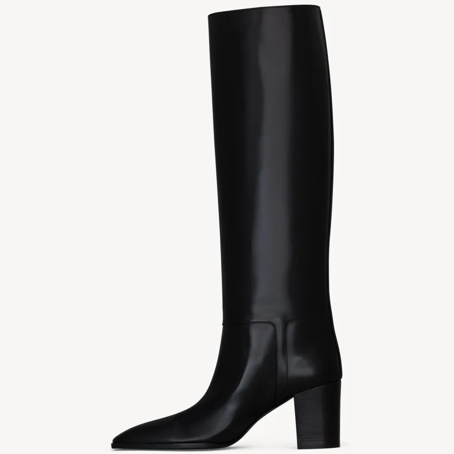 Yves Saint Laurent Sleek leather boots