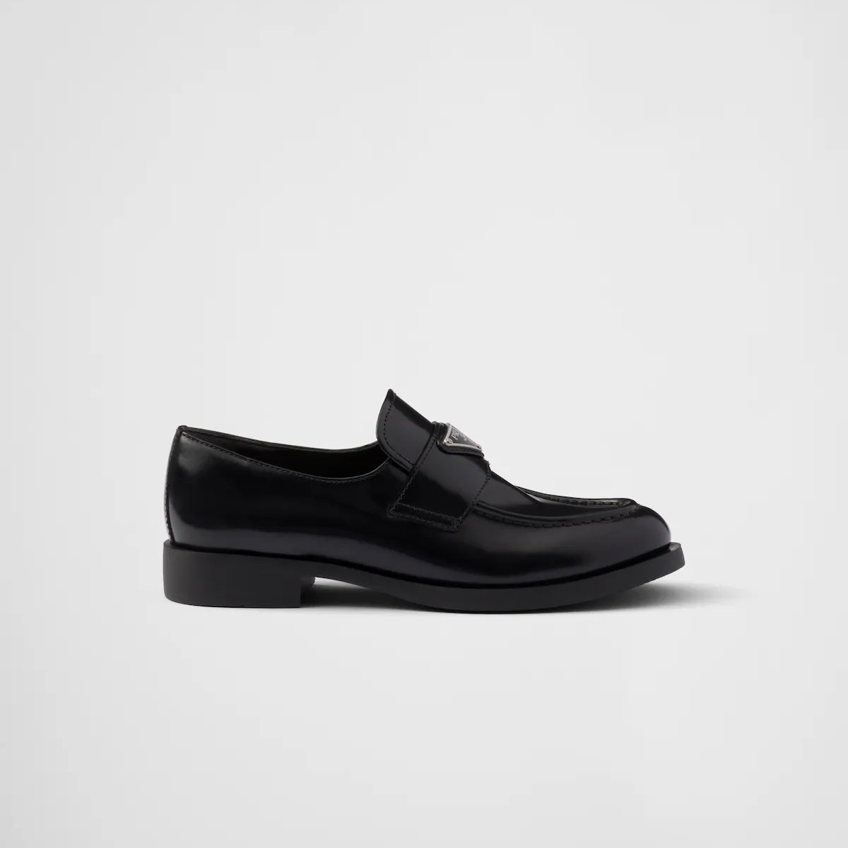 PRADA Loafer de couro preto brilhante.