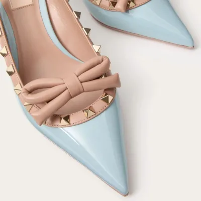 VALENTINO Lace-up heels in patent leather with rivet bow in the same color (heel height: 6cm)