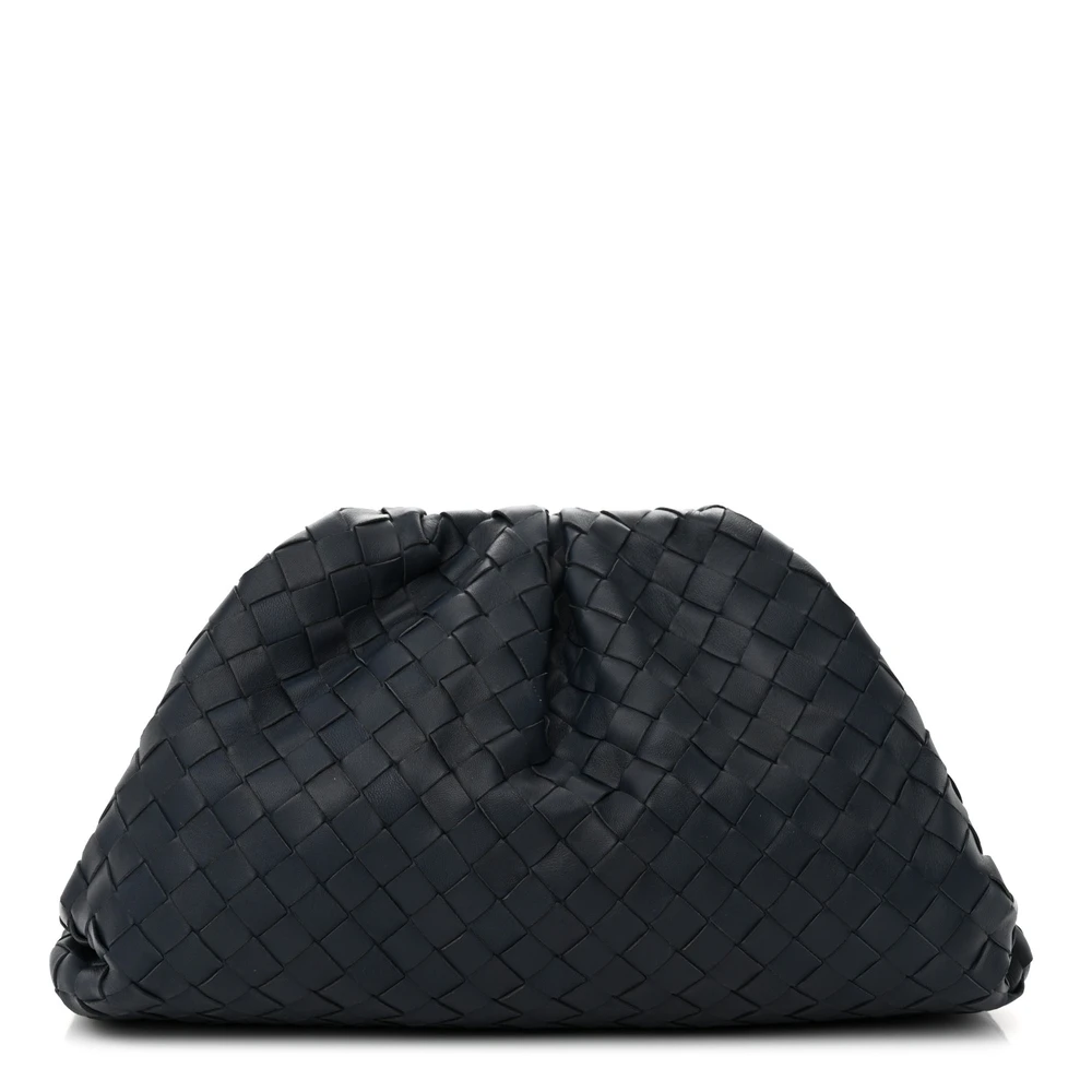 Bottega Veneta Maxi Intrecciato The Pouch Bolsa de Mão Oversized Couro Nappa Azul Profundo