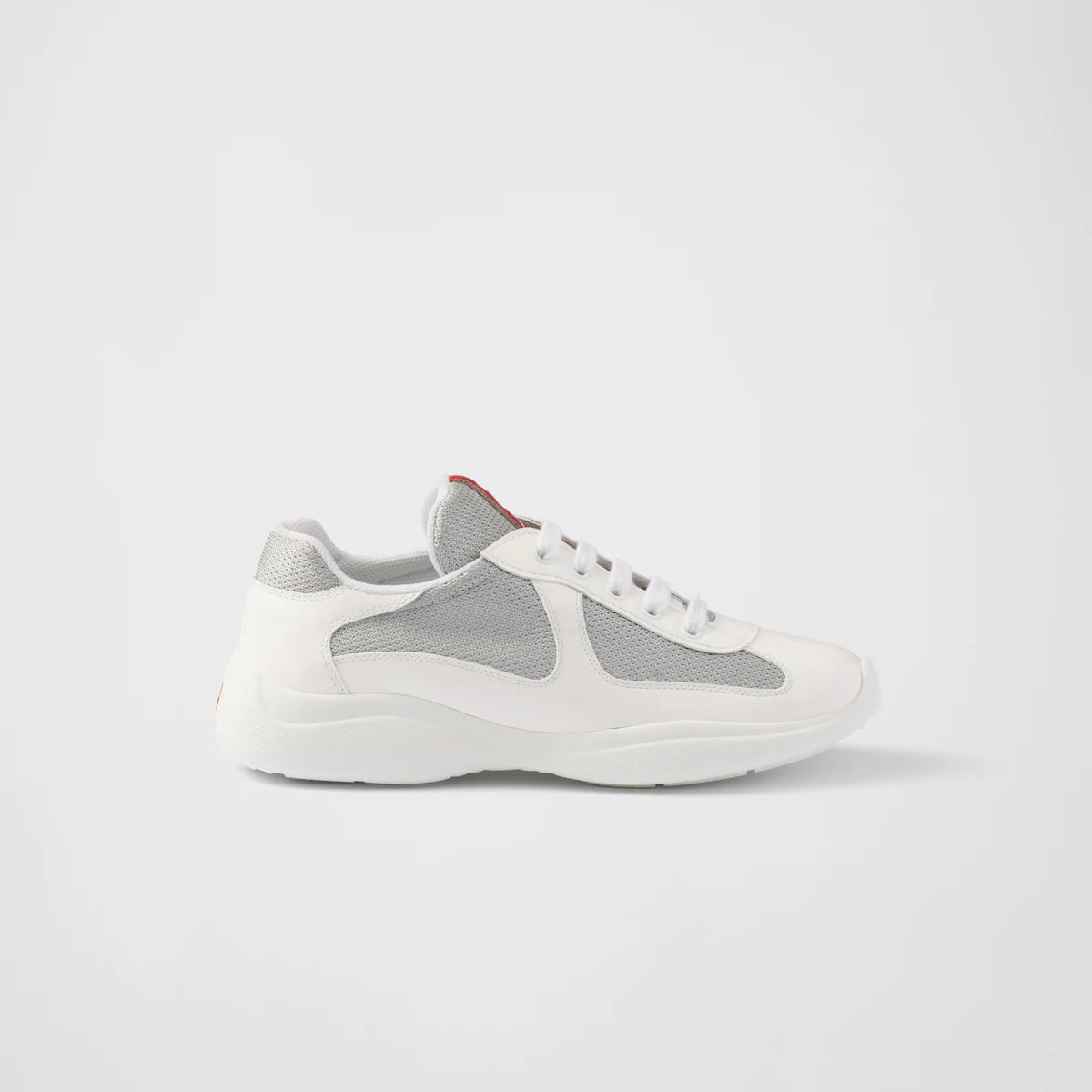 Tênis brancos PRADA.