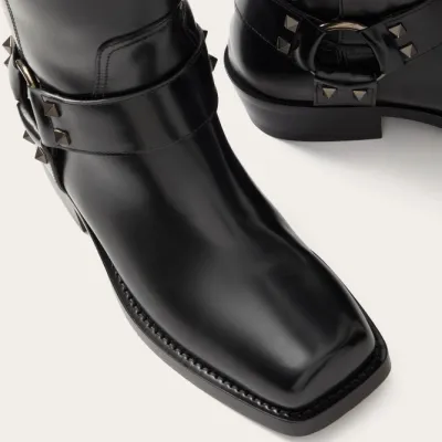 VALENTINO ROCKSTUD Calf leather motorcycle boots (heel height 4cm)