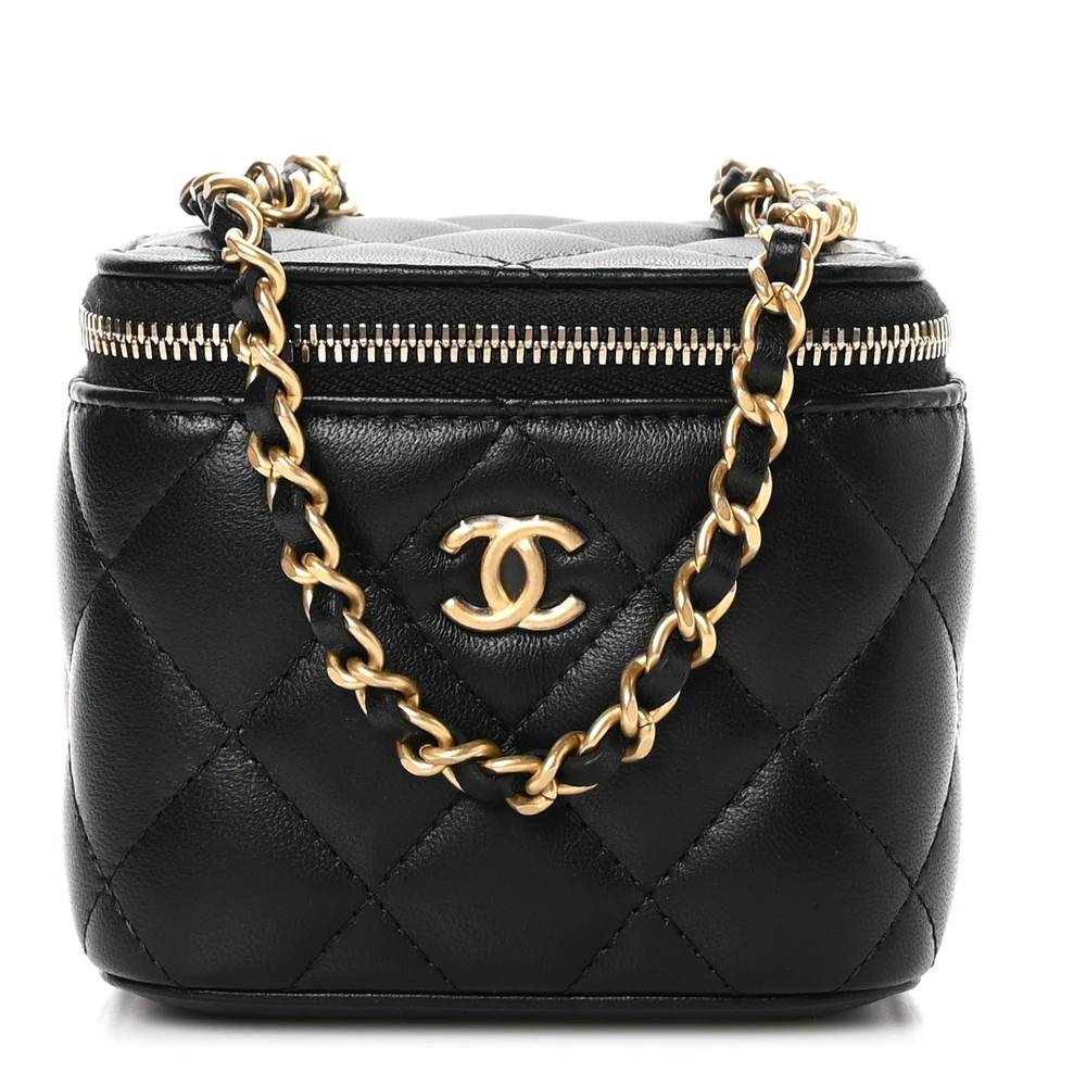 Estojo de Vaidade Chanel Pearl Crush com Corrente Mini Preto em Pele de Cordeiro Acolchoada e Hardware Dourado
