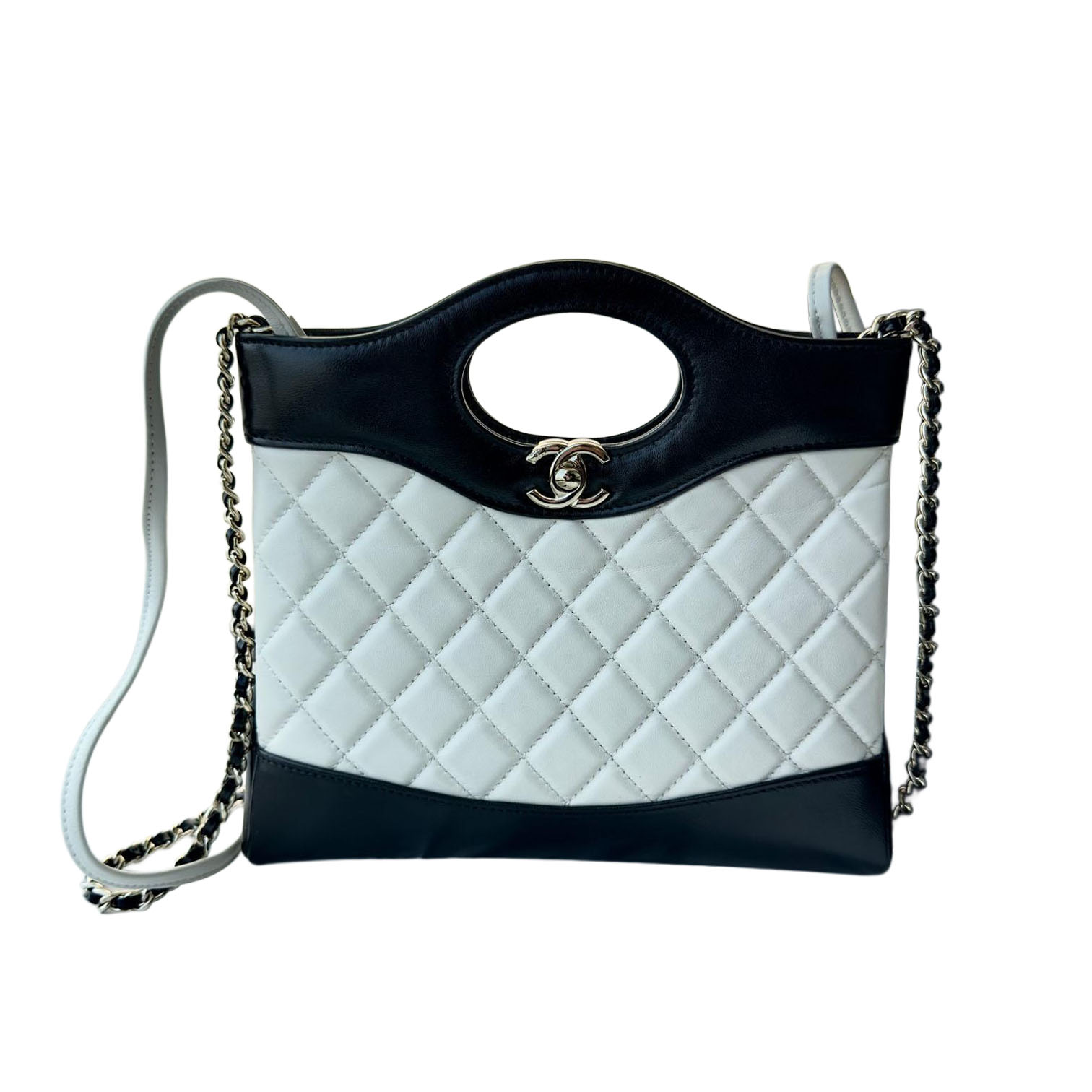 Chanel Bolsa Crossbody em Couro de Cordeiro Acolchoado com Combinação de Cores Preto e Branco