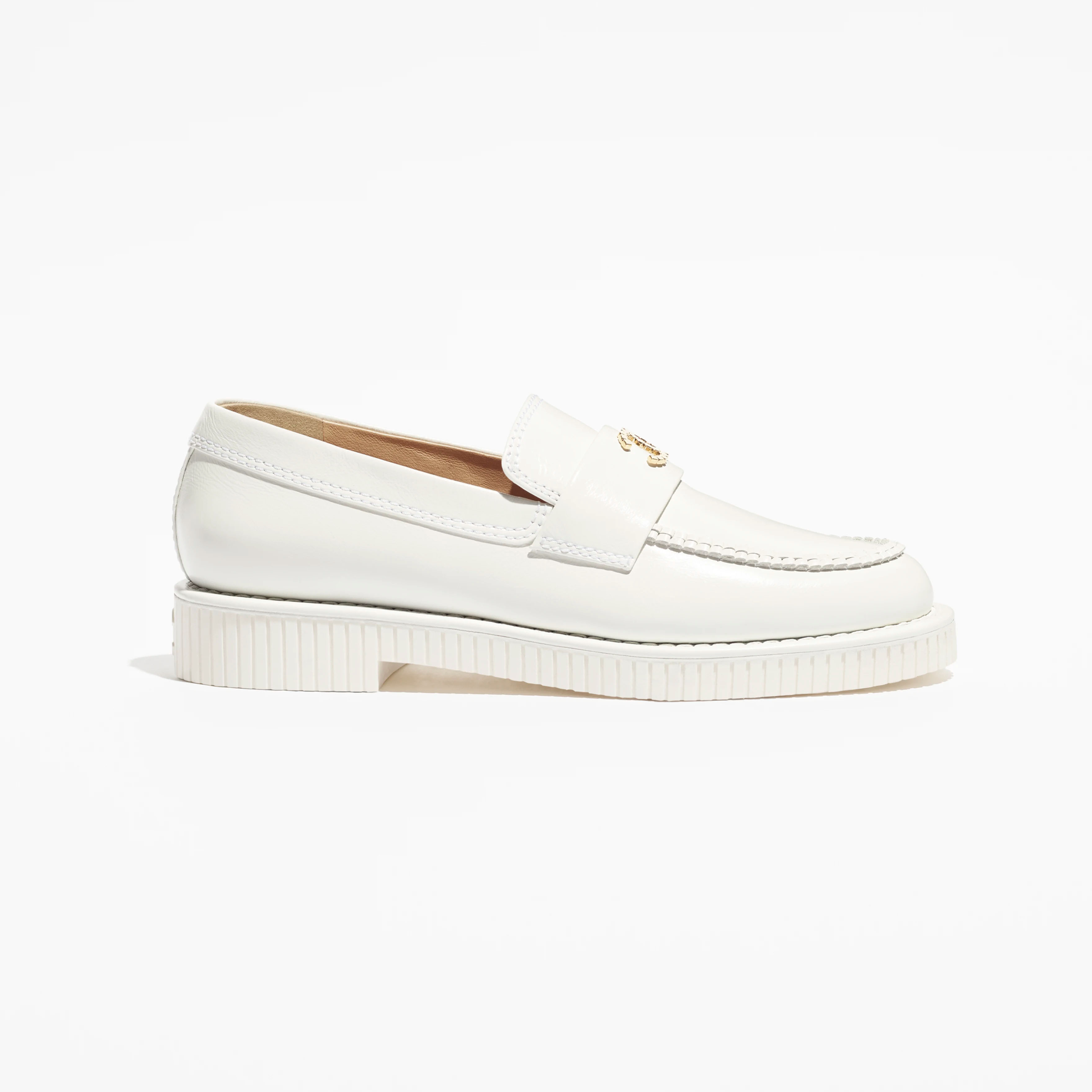 Chanel Loafers em pele de bezerro branco enrugado