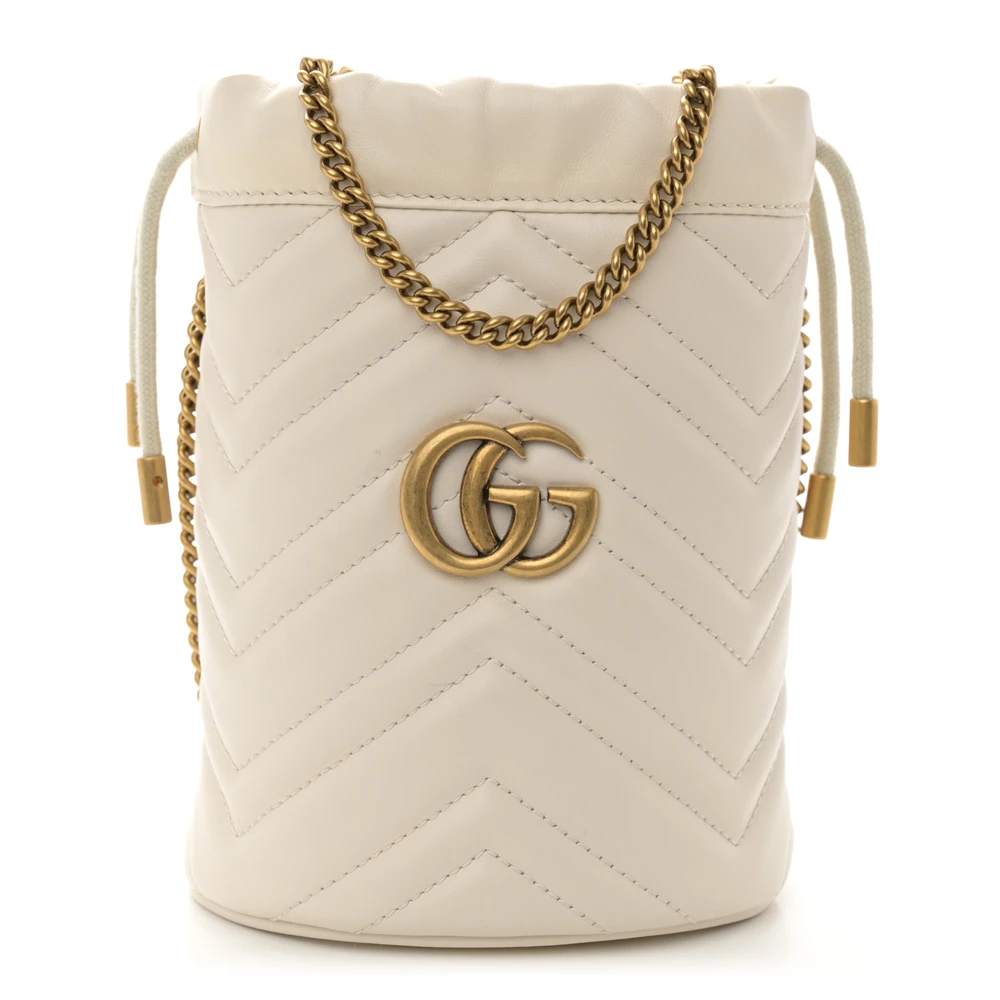 Gucci Mini GG Marmont 2.0 Bolsa Bucket em Couro Calfskin Matelassé Branco com Hardware Envelhecido Ouro