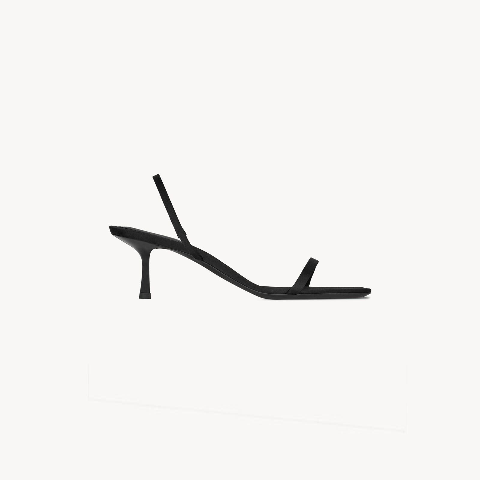 Yves Saint Laurent sandálias stiletto em crepe cetim preto.