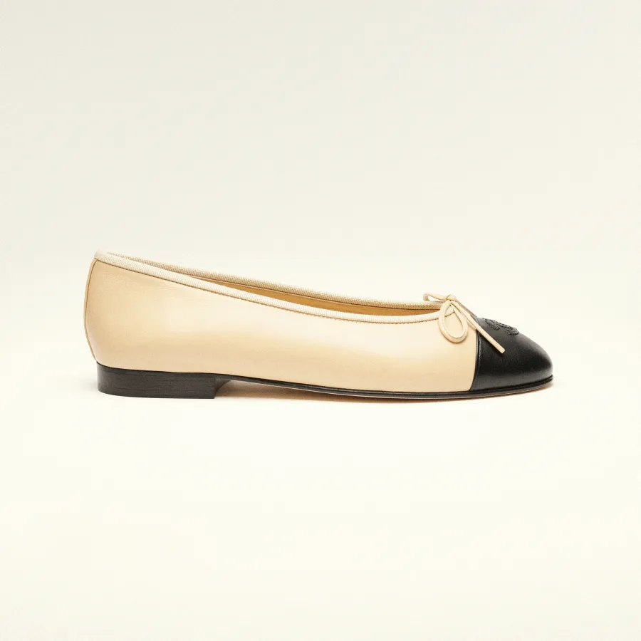 Chanel Flat shoes in beige and black Ballet  Shoes