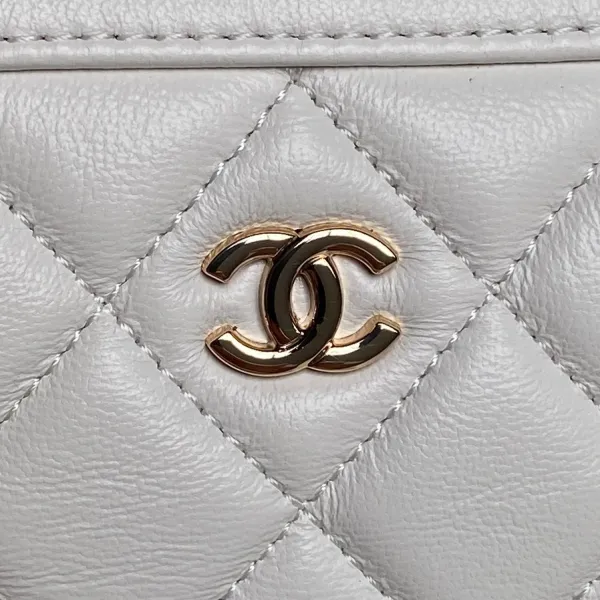 Chanel White / Black Quilted Lambskin Leather Crossbody Bags - Image 4