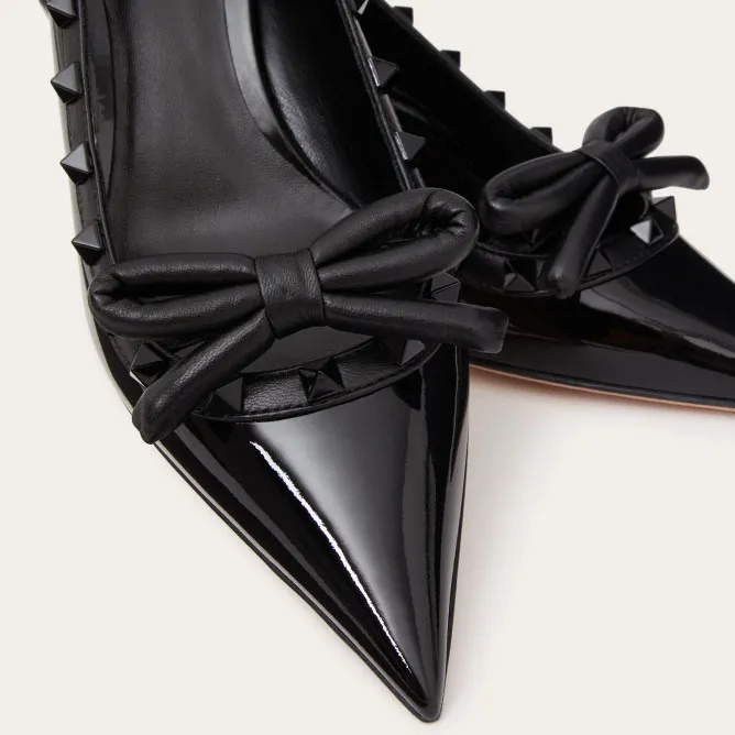 VALENTINO Lace-up heels in patent leather with rivet bow in the same color (heel height: 6cm)