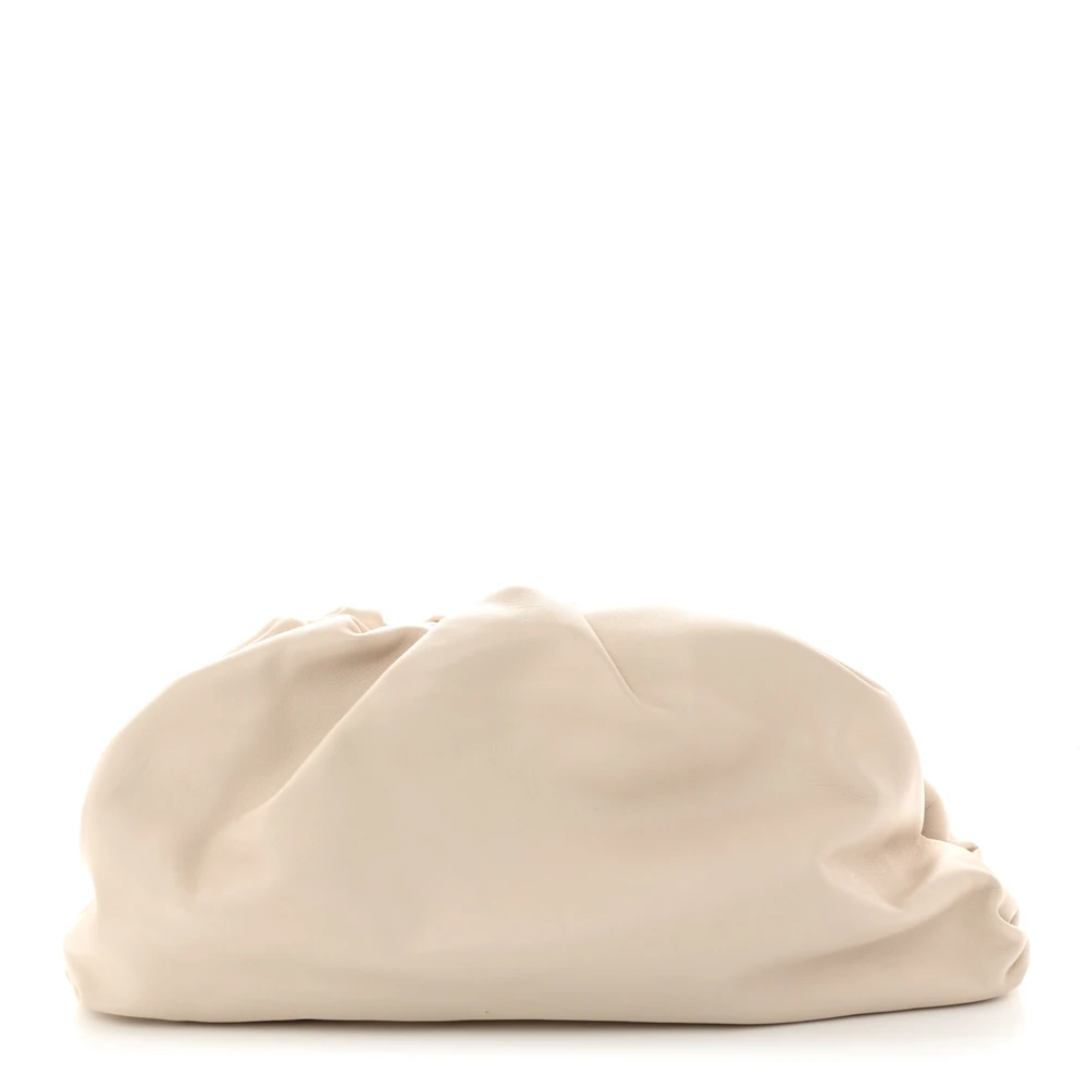 Bottega Veneta Clutch The Pouch Oversized em Couro Bezerro Liso Manteiga Névoa