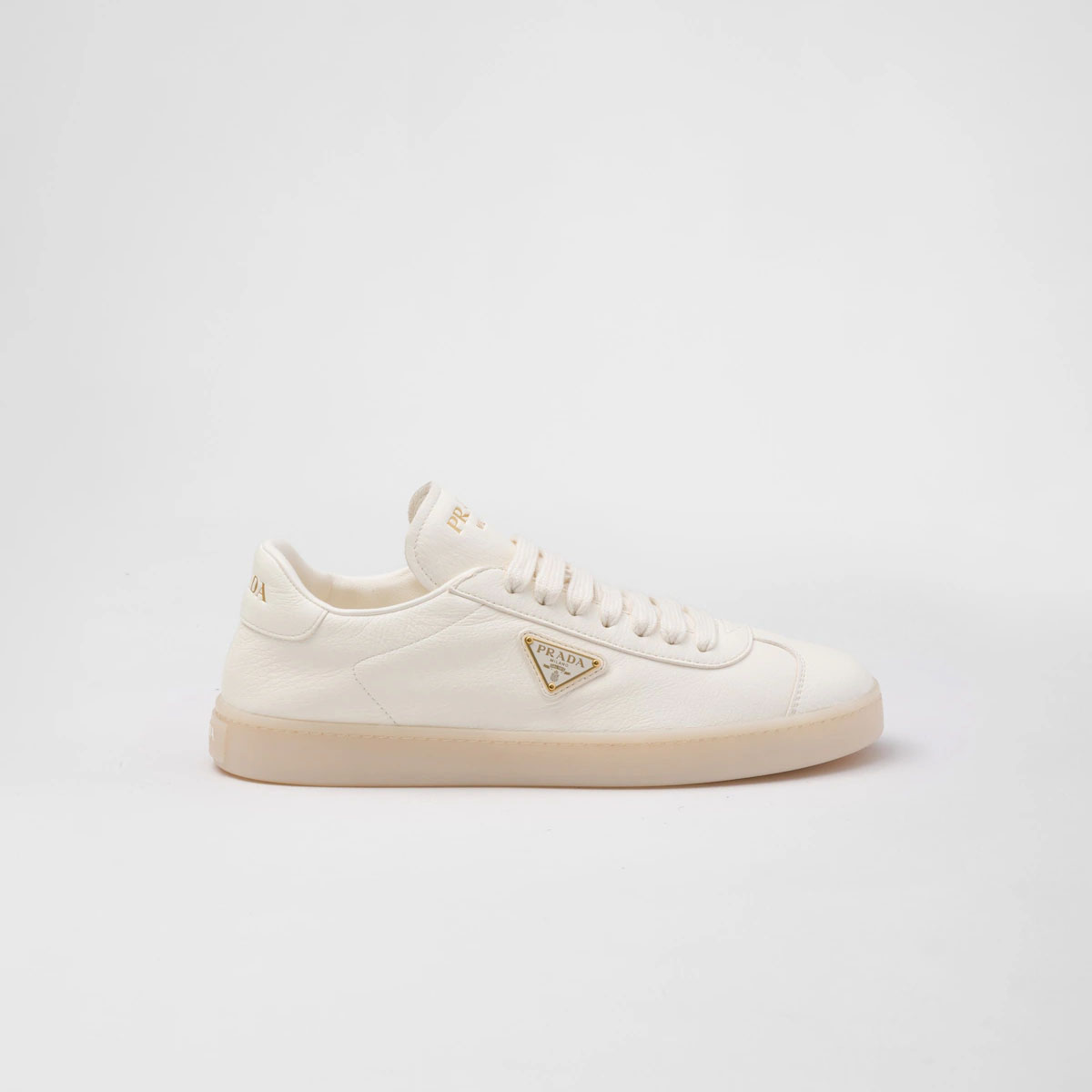 Tênis brancos de couro PRADA.