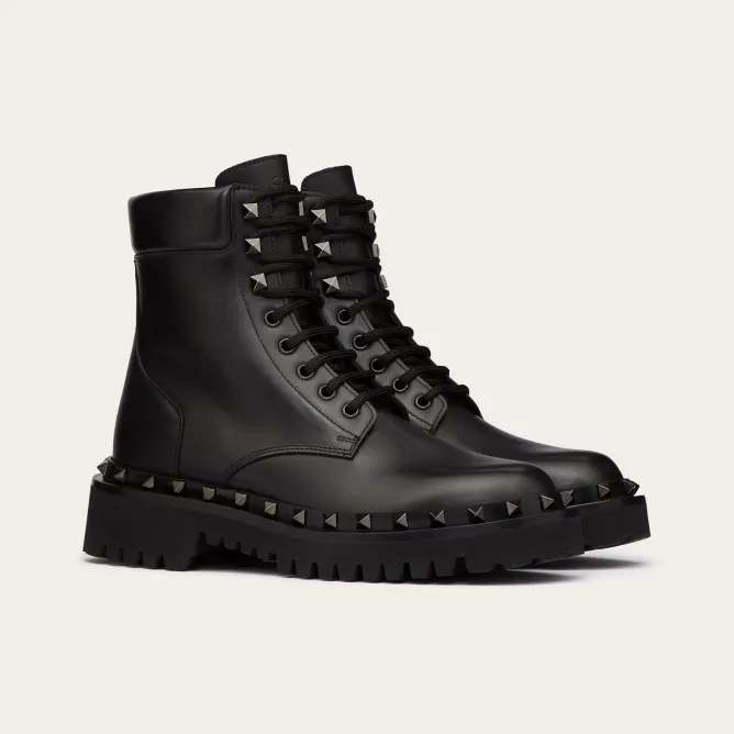 VALENTINO ROCKSTUD Military style studded ankle boots of the same color (heel height 5cm)