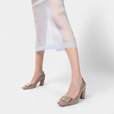 Roger Vivier Belle Vivier Pumps High Heels In Beige Patent Leather With Metal Buckle (Heel Height 7cm)
