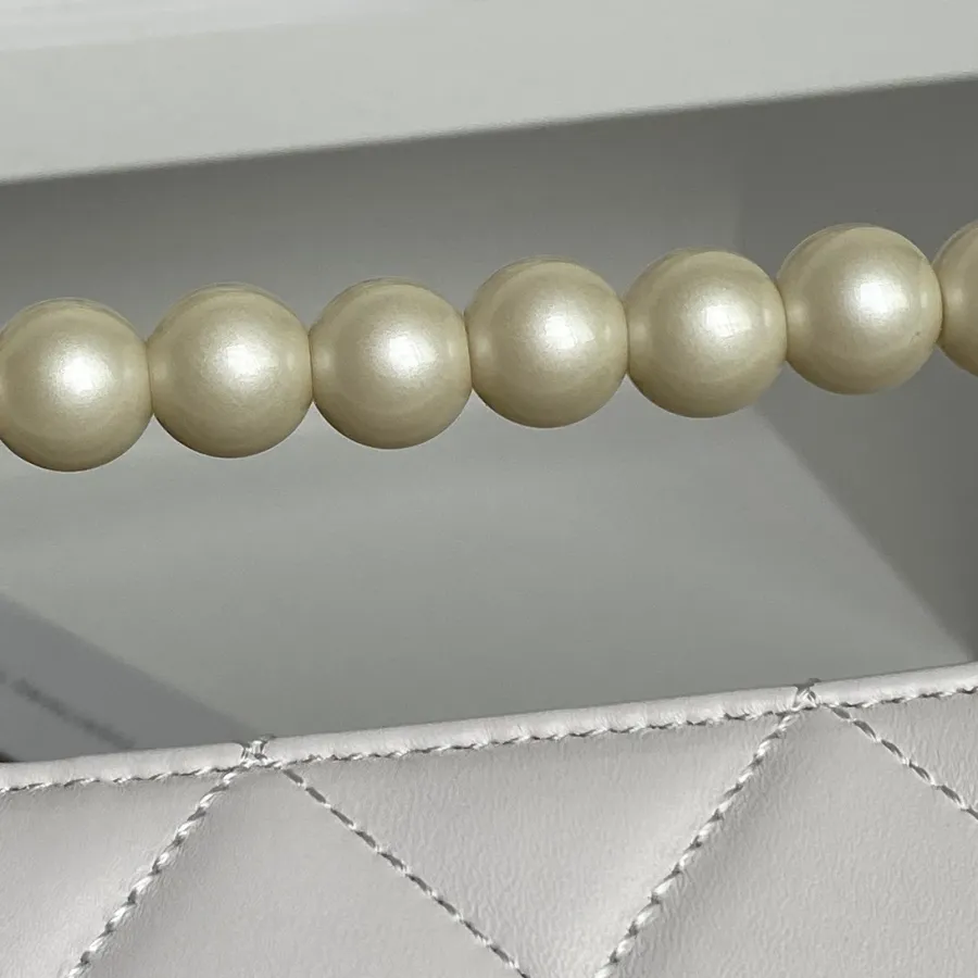 Chanel Pearl Handle handbag White/black crossbody bag