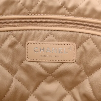 Grade Chanel 22 Small White Quilted Handbag