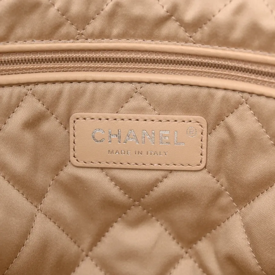 Grade Chanel 22 Small White Quilted Handbag