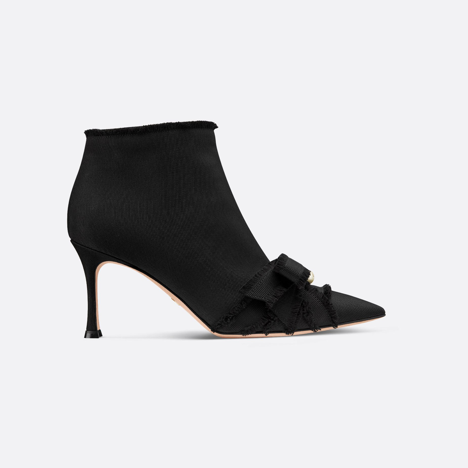 Botas pretas de tornozelo Dior com salto alto.