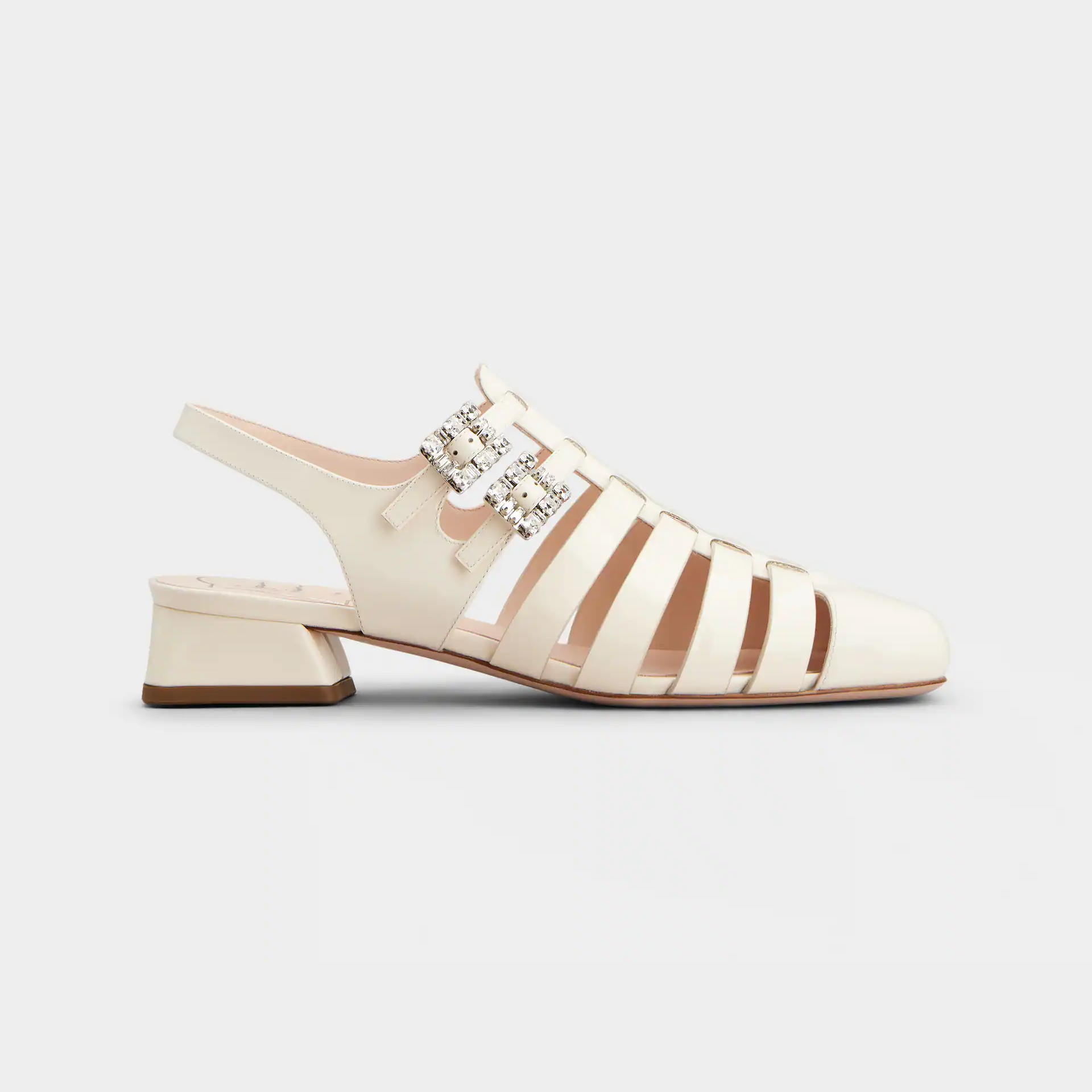 Sandálias Très Vivier da Roger Vivier em Couro Verniz Branco com Fivela de Cristal (Altura do Salto 4,5cm)