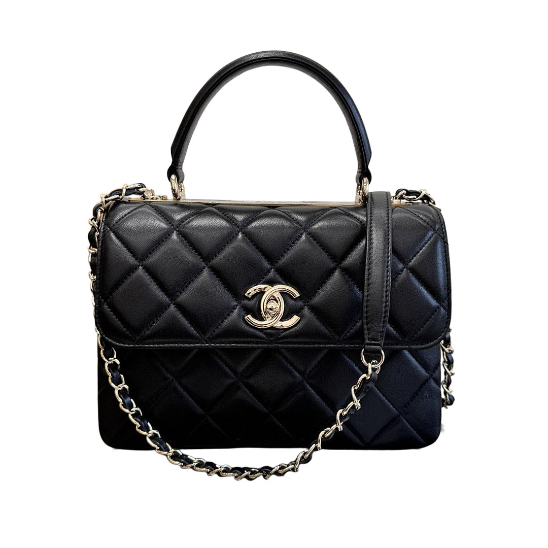 Bolsa transversal Chanel em pele de carneiro com botões pretos e dourados.