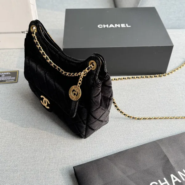 Chanel Black velvet Crossbody Bags - Image 3