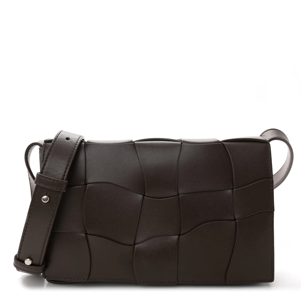 Bottega Veneta Maxi Intrecciato Cassette Bolsa Transversal Couro de Cordeiro Oxblood