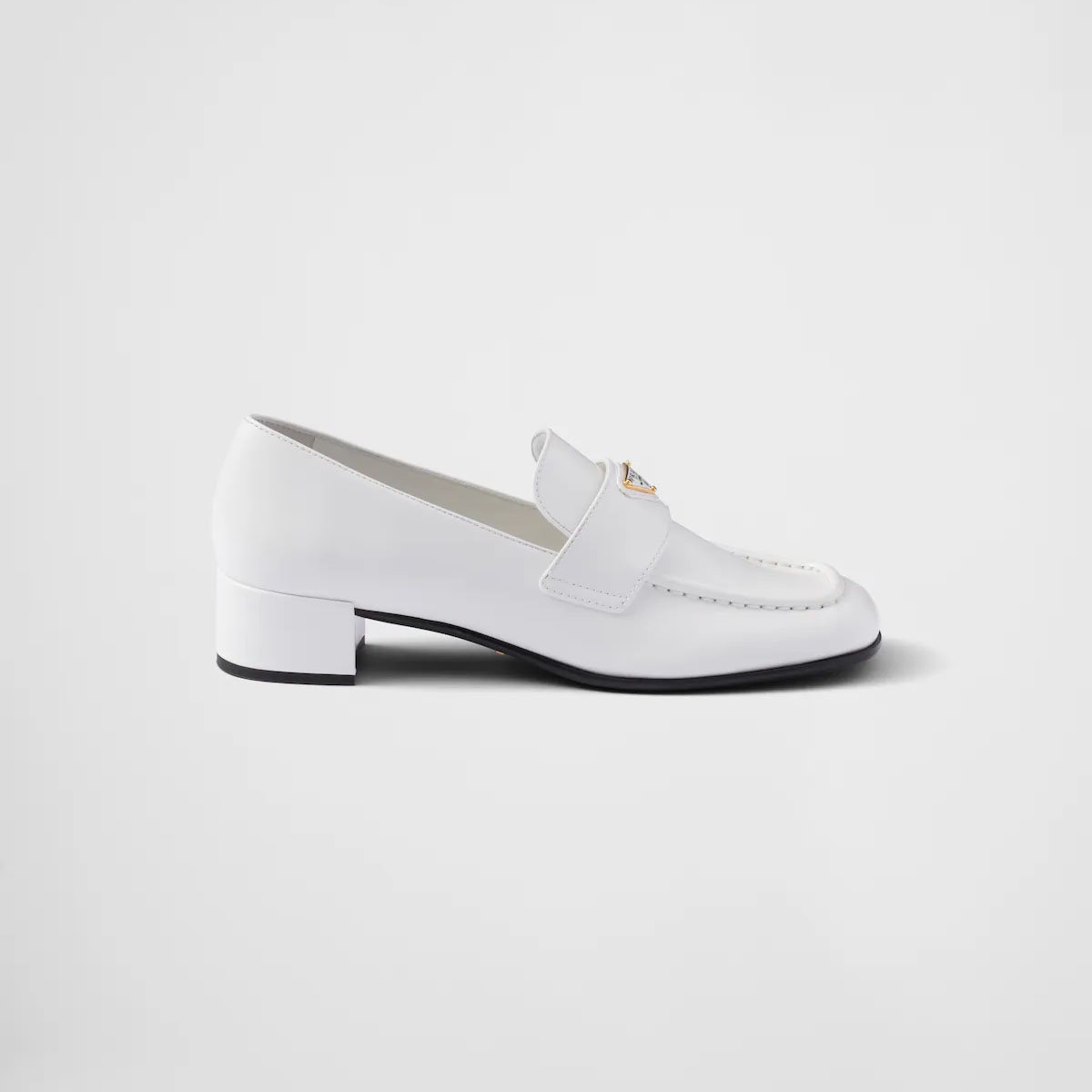 PRADA Loafers de couro branco brilhante.