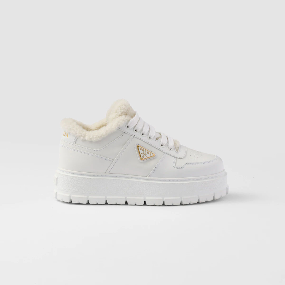 Tênis brancos de couro PRADA.