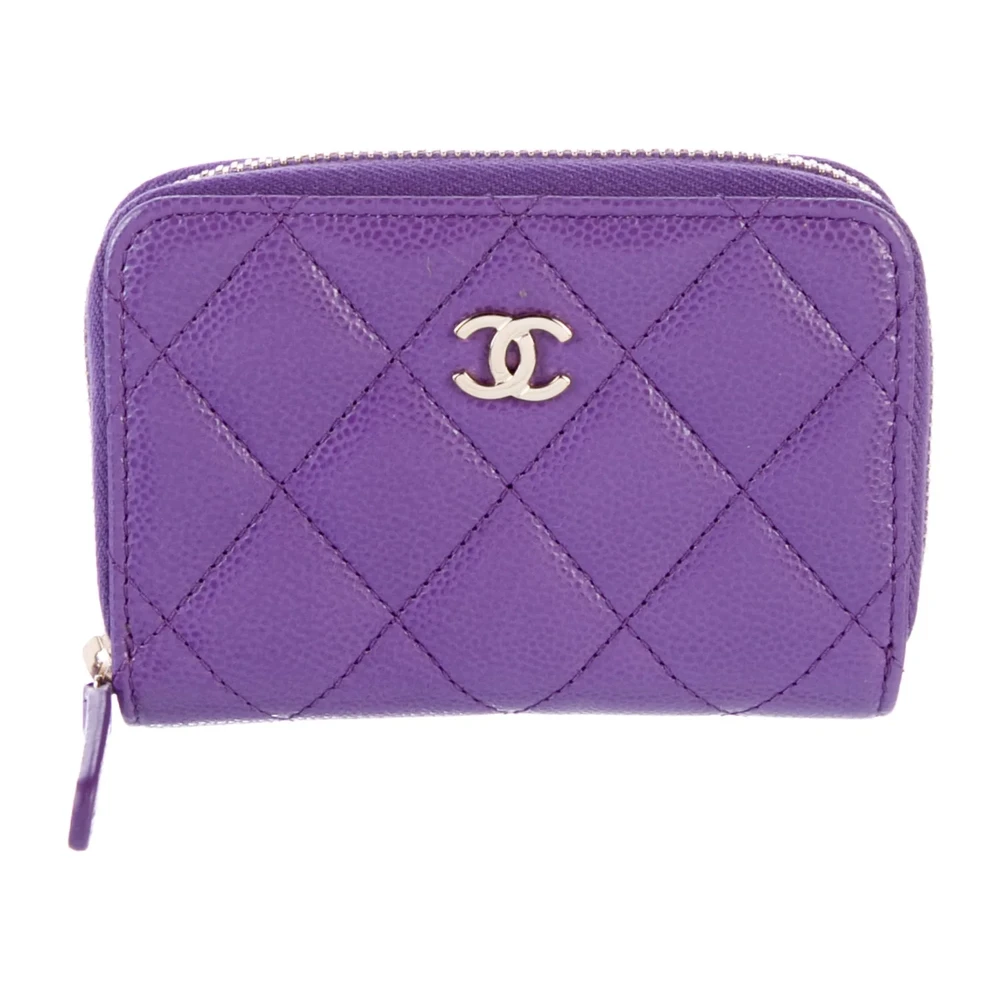 Chanel Carteira Pequena com Logo CC Entrelaçado Couro Caviar Roxo Hardware Dourado